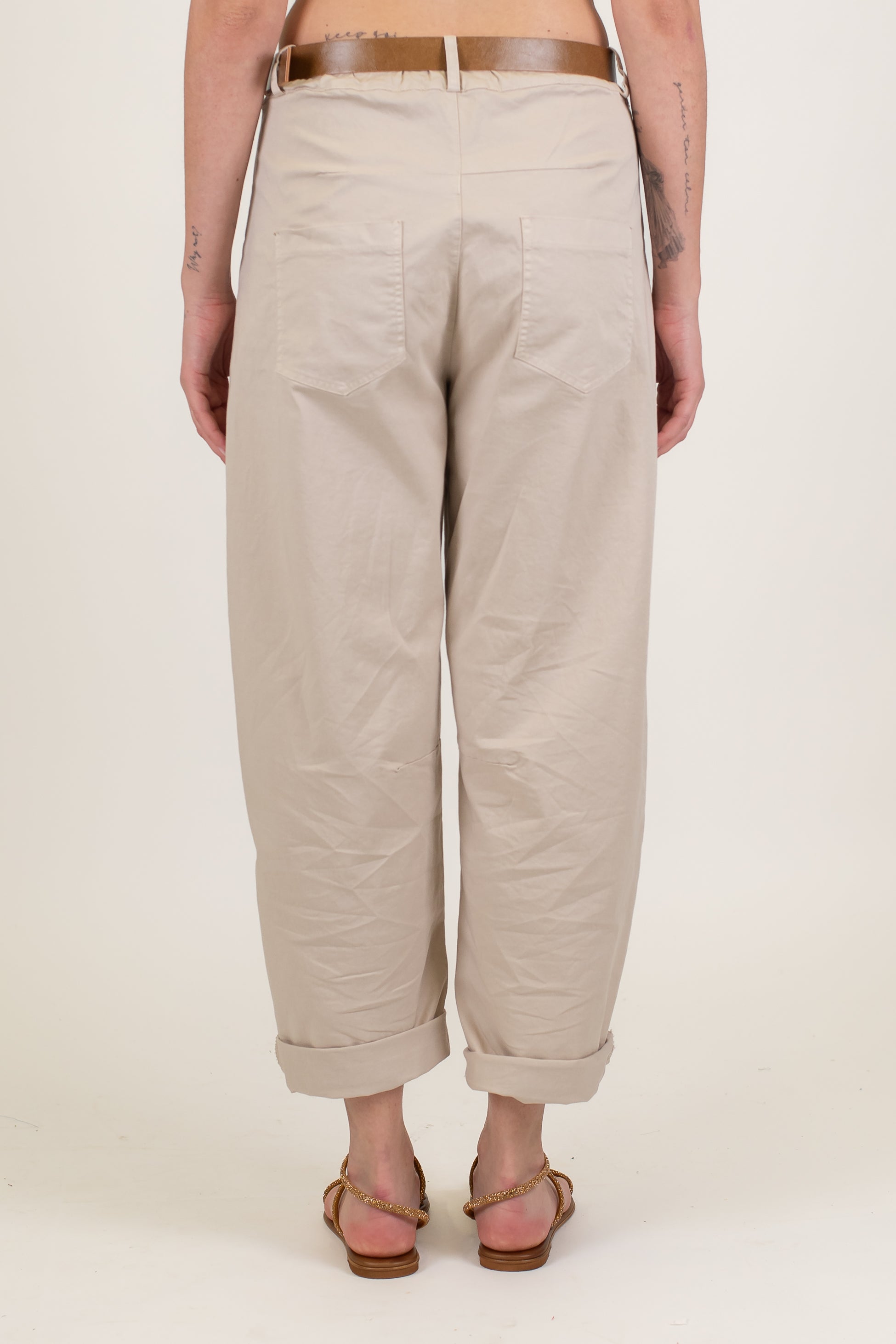 Tensione in - Pantalone modello balloon con elastico sul retro