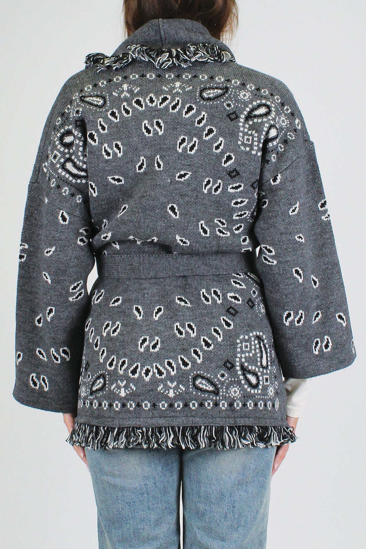 Tensione in - Cardigan fantasia bandana in misto lana con profilo frange e chiusura con cintura in tessuto
