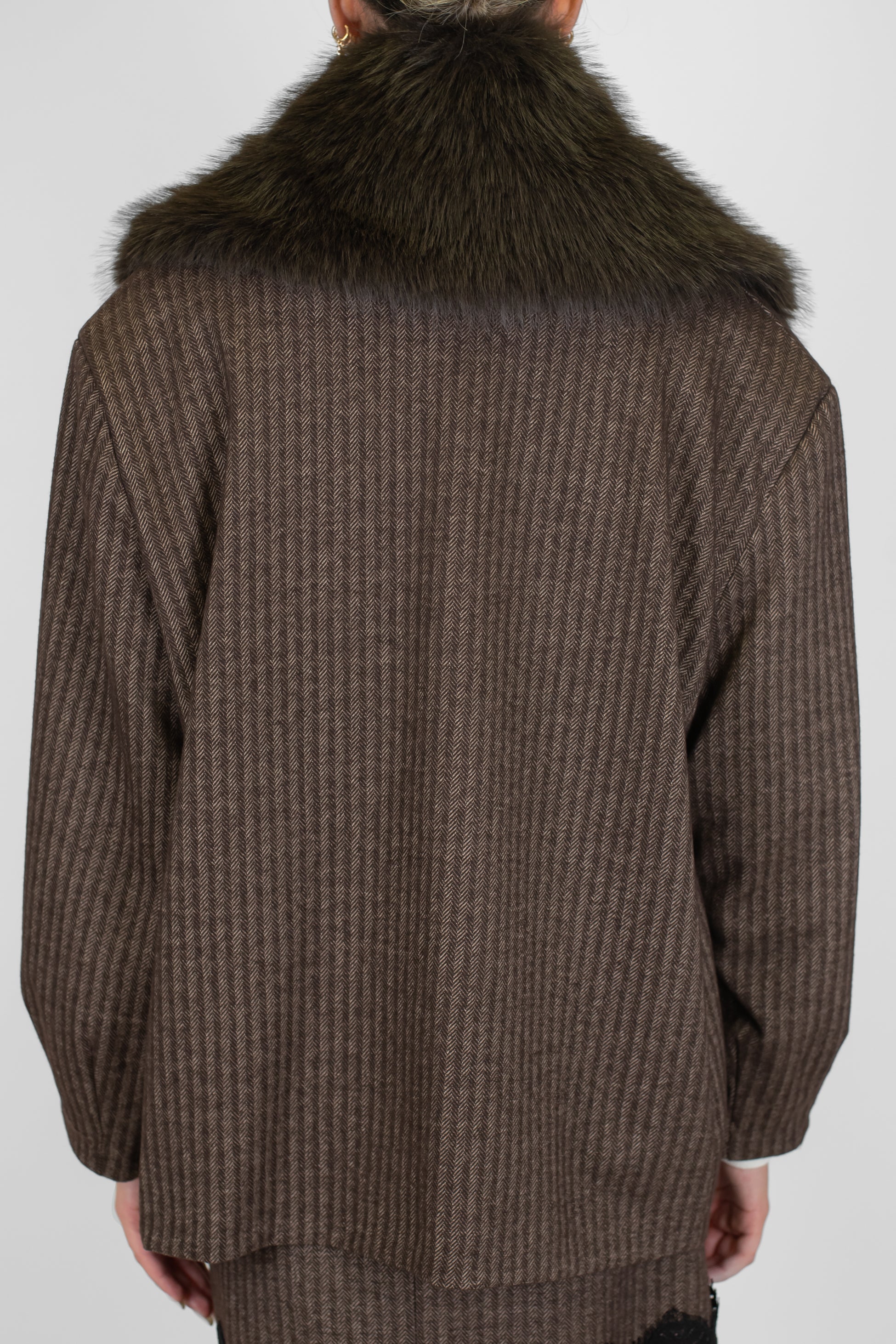 Tensione in - Giacca doppiopetto fantasia spigata con collo in ecopelliccia