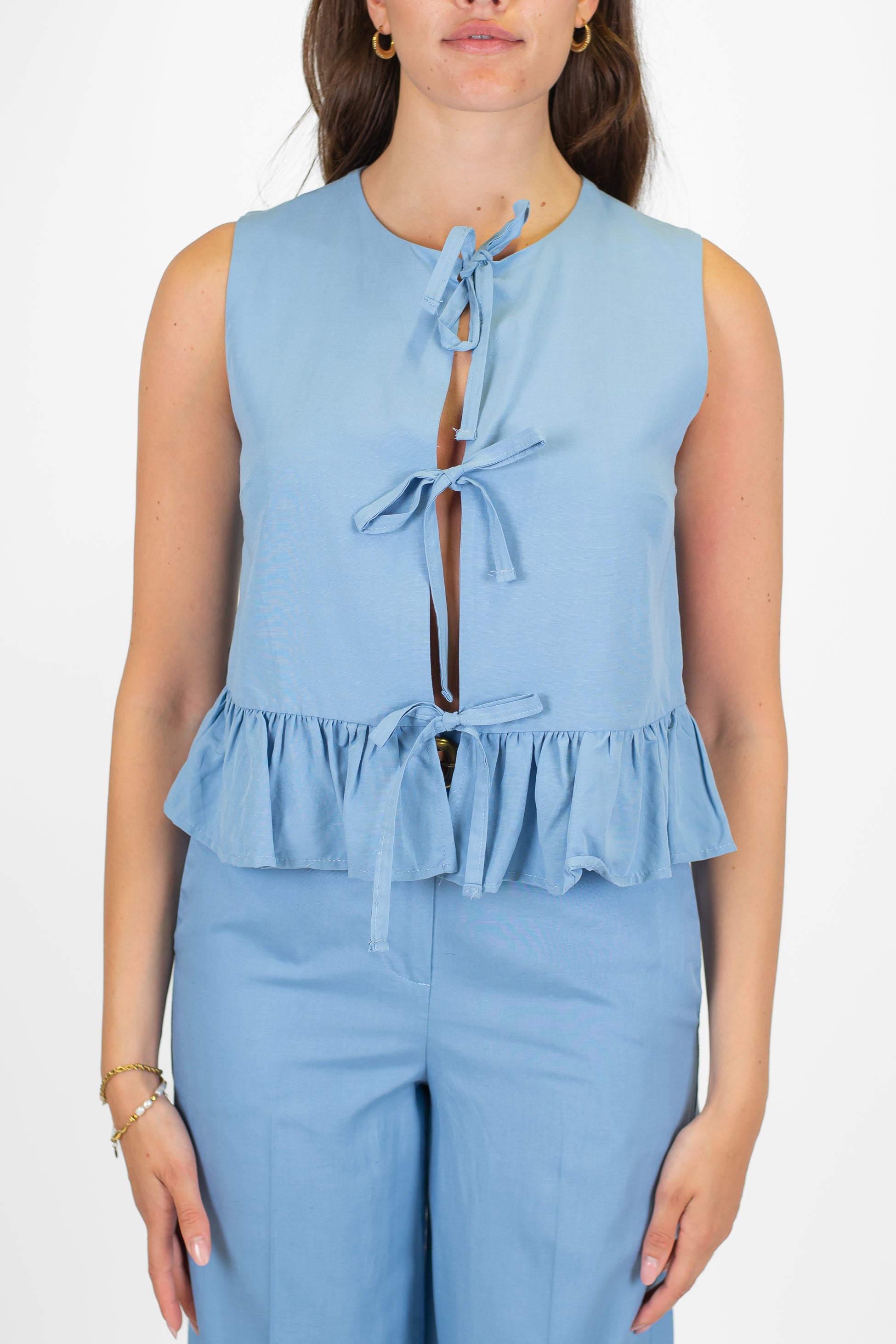 Tensione in - Gilet in misto lino e viscosa con chiusura laccetti e balza sul fondo