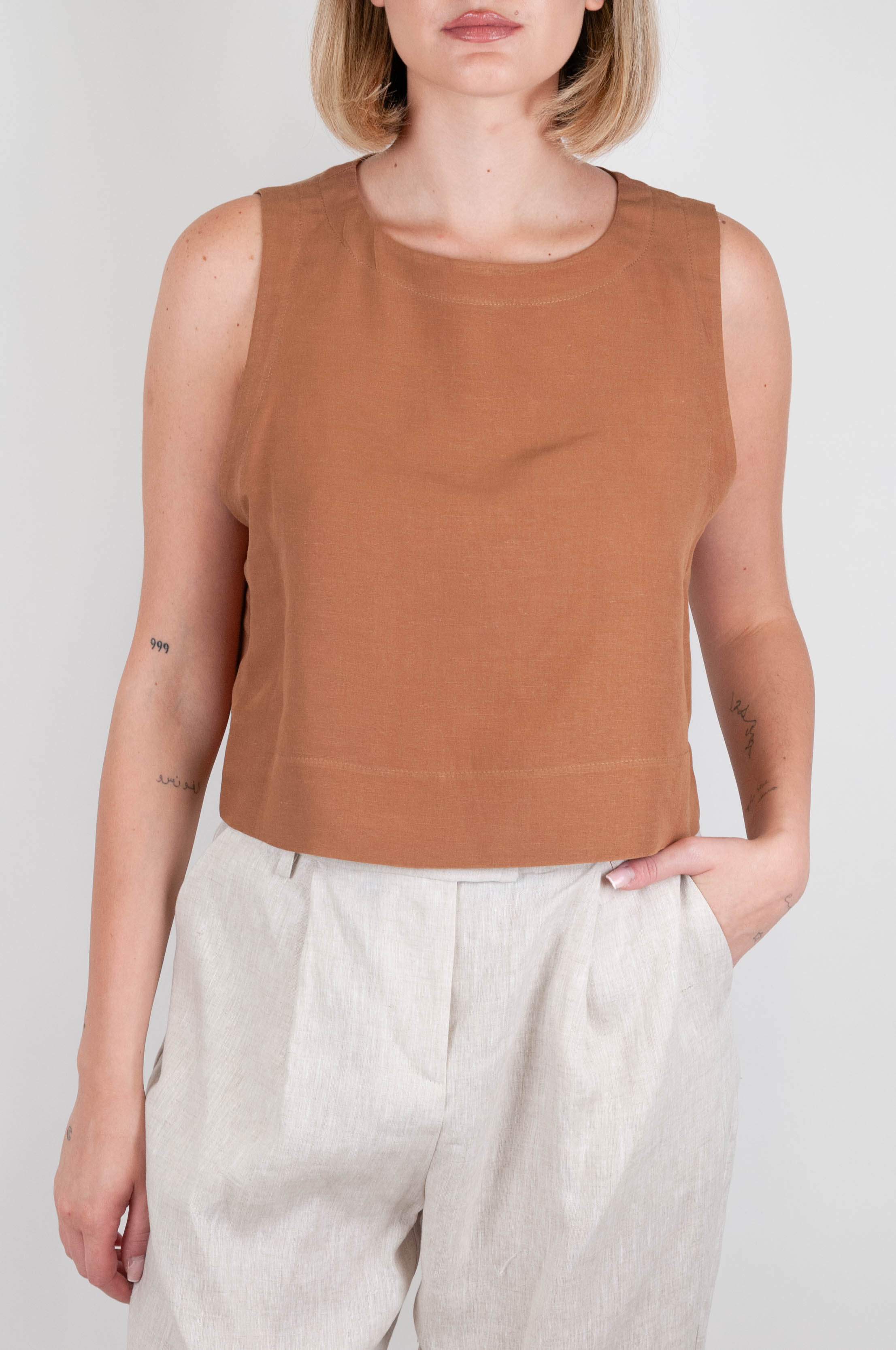 Tensione in - Top in misto lino con chiusura bottoncino sul retro