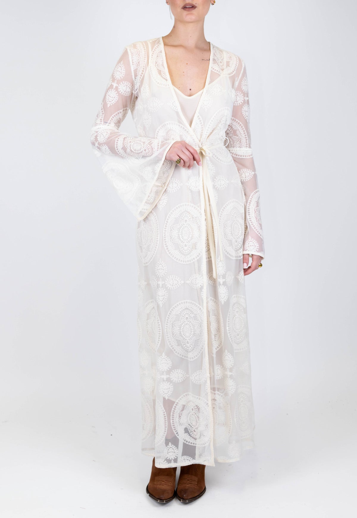 Tensione in - Abito lungo ricamato a portafoglio con sottanino