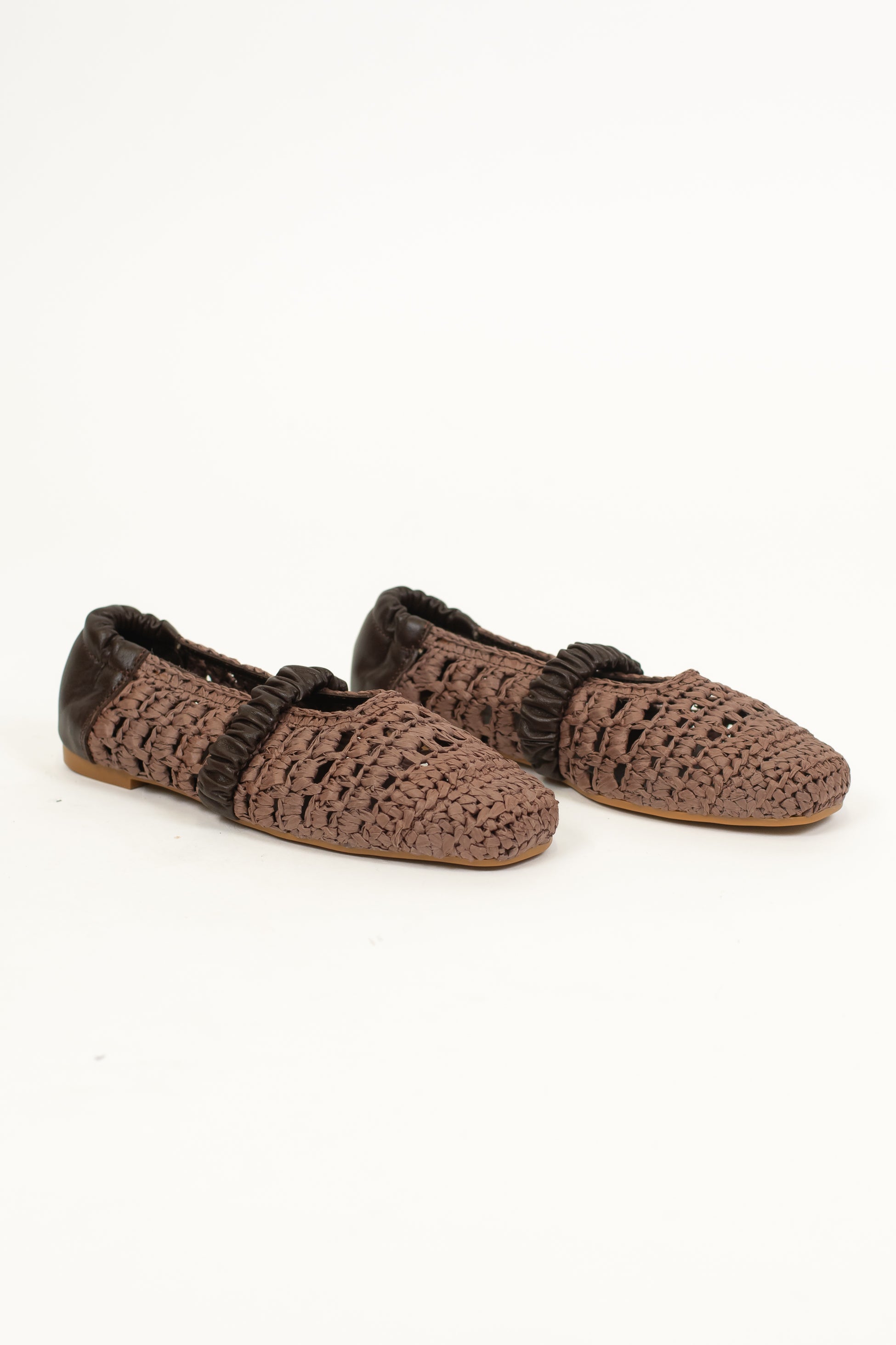 Ovyé - Ballerina in rafia con elastico e retro in pelle