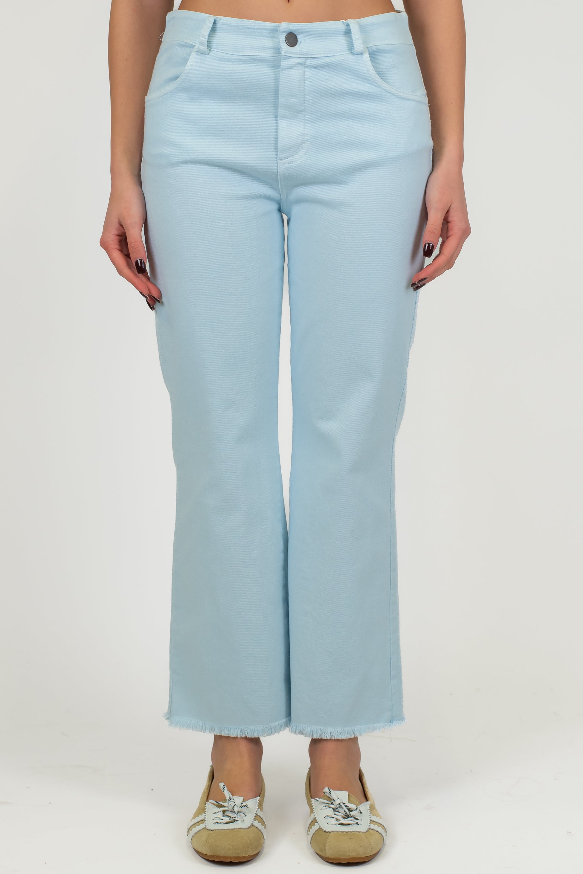 Motel - Pantalone trombetta in denim colorato sfrangiato sul fondo