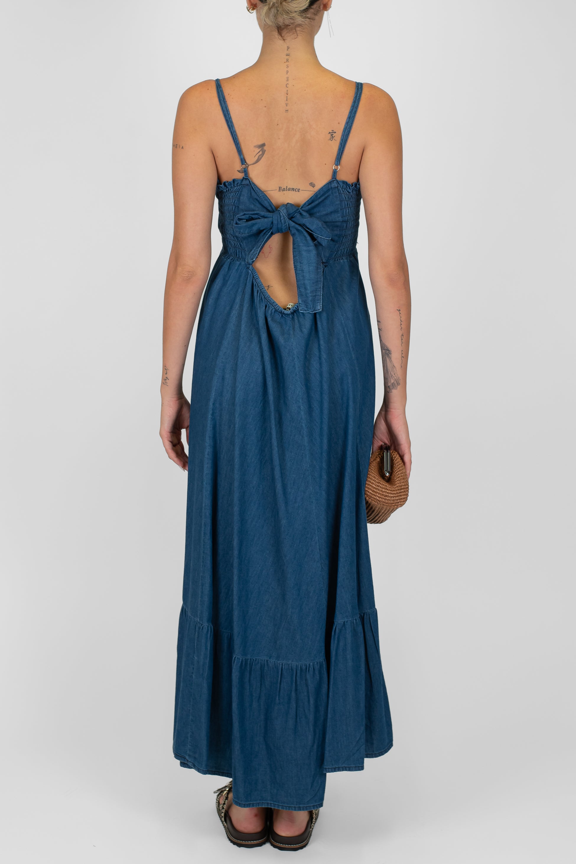 Dixie - Abito lungo in chambray con bretelline e scollo sul retro con fiocco