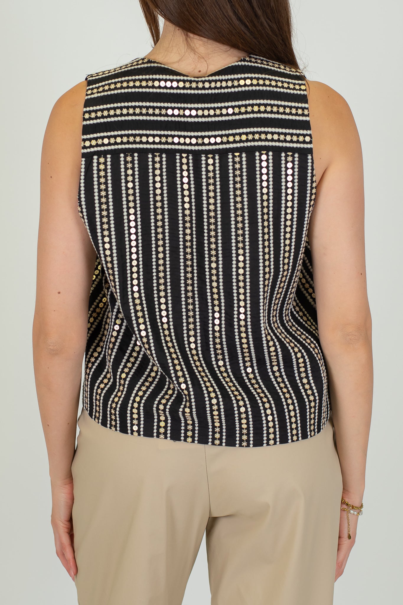 Tensione in - Gilet con paillettess e chiusura con lacci