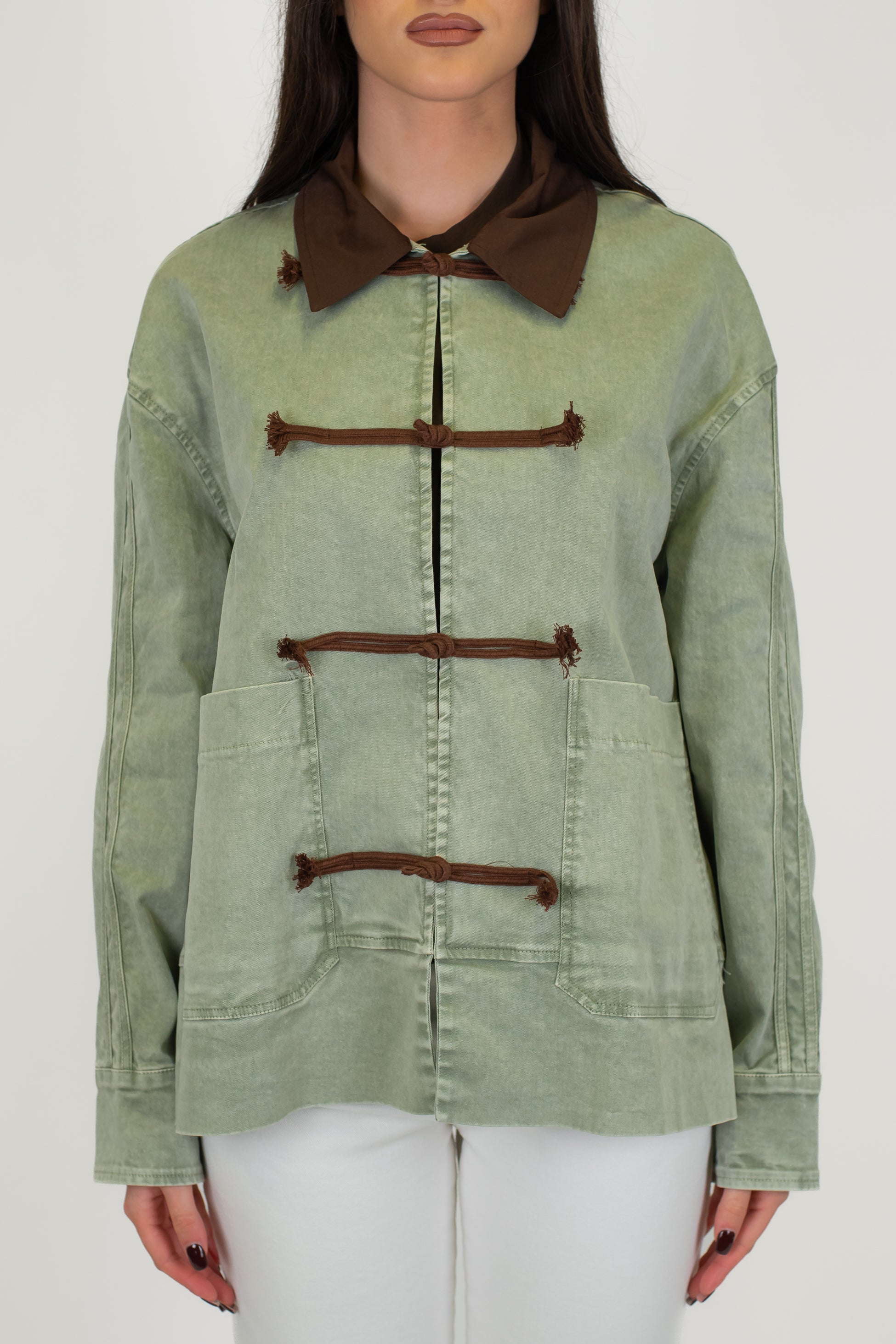 Tensione in - Giubbino con colletto in tessuto e chiusura con alamari