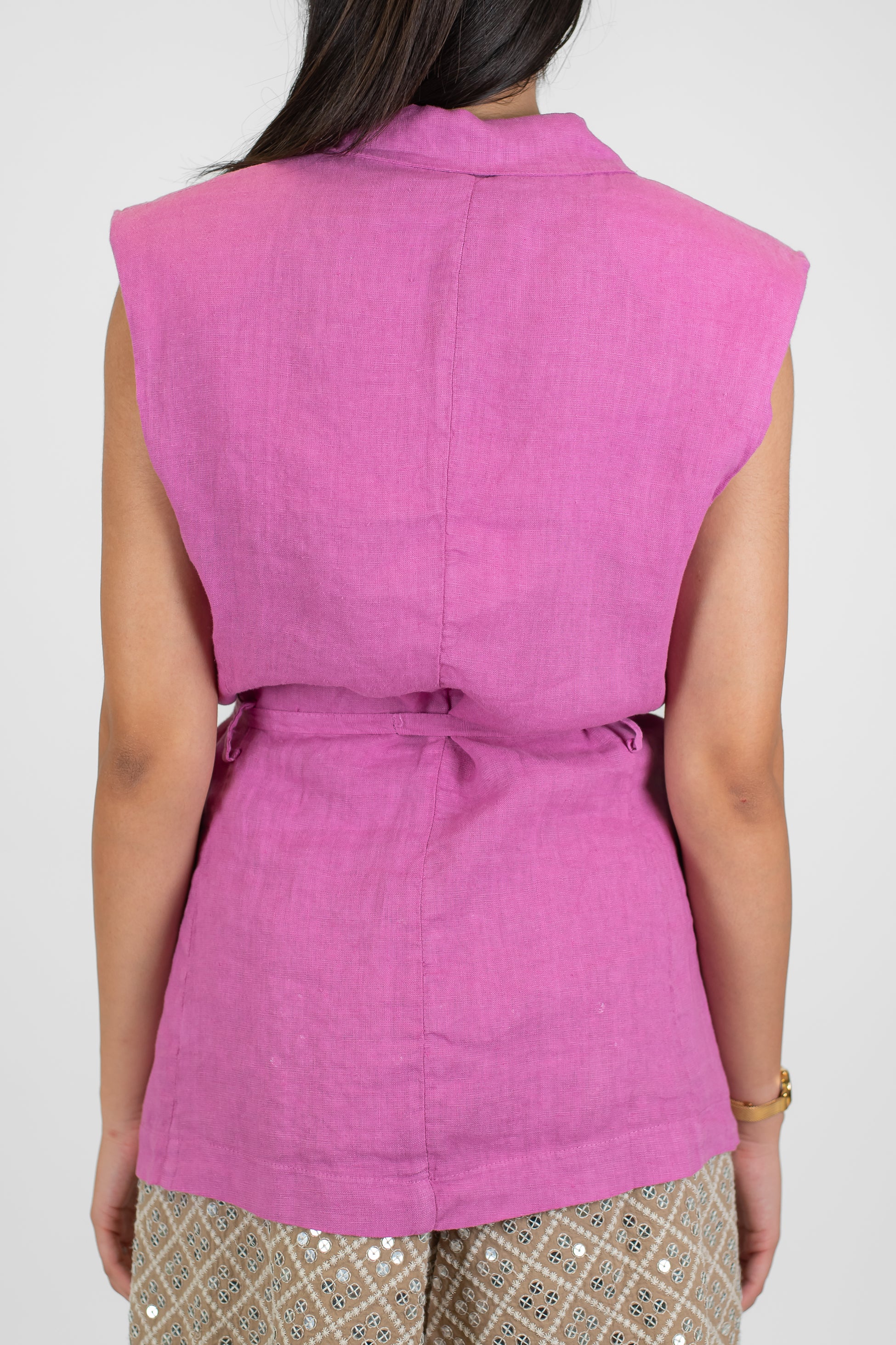 Tensione in - Giacca giromaniche in puro lino con spilla fiore e cintura in tessuto