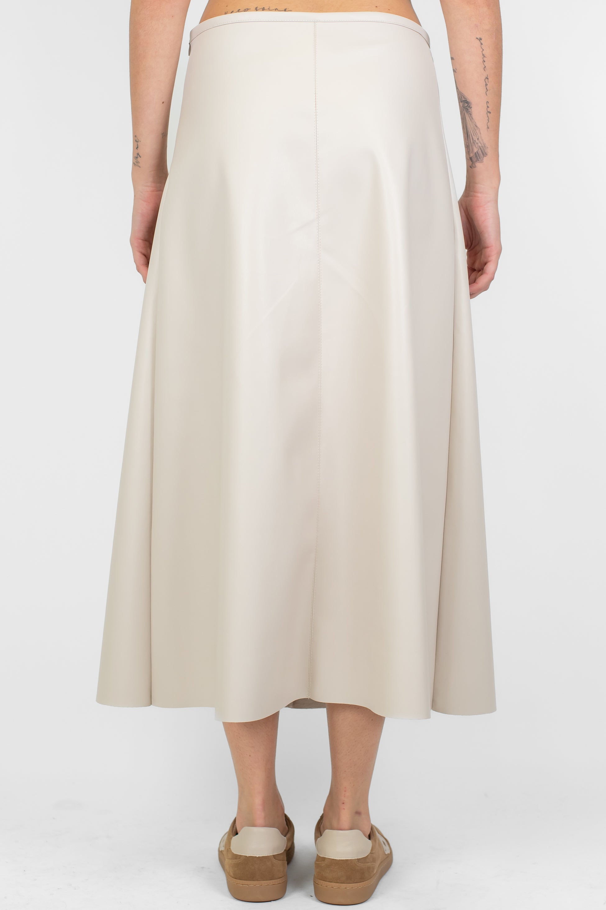 Tensione in - Gonna svasata in ecopelle con fondo a taglio vivo