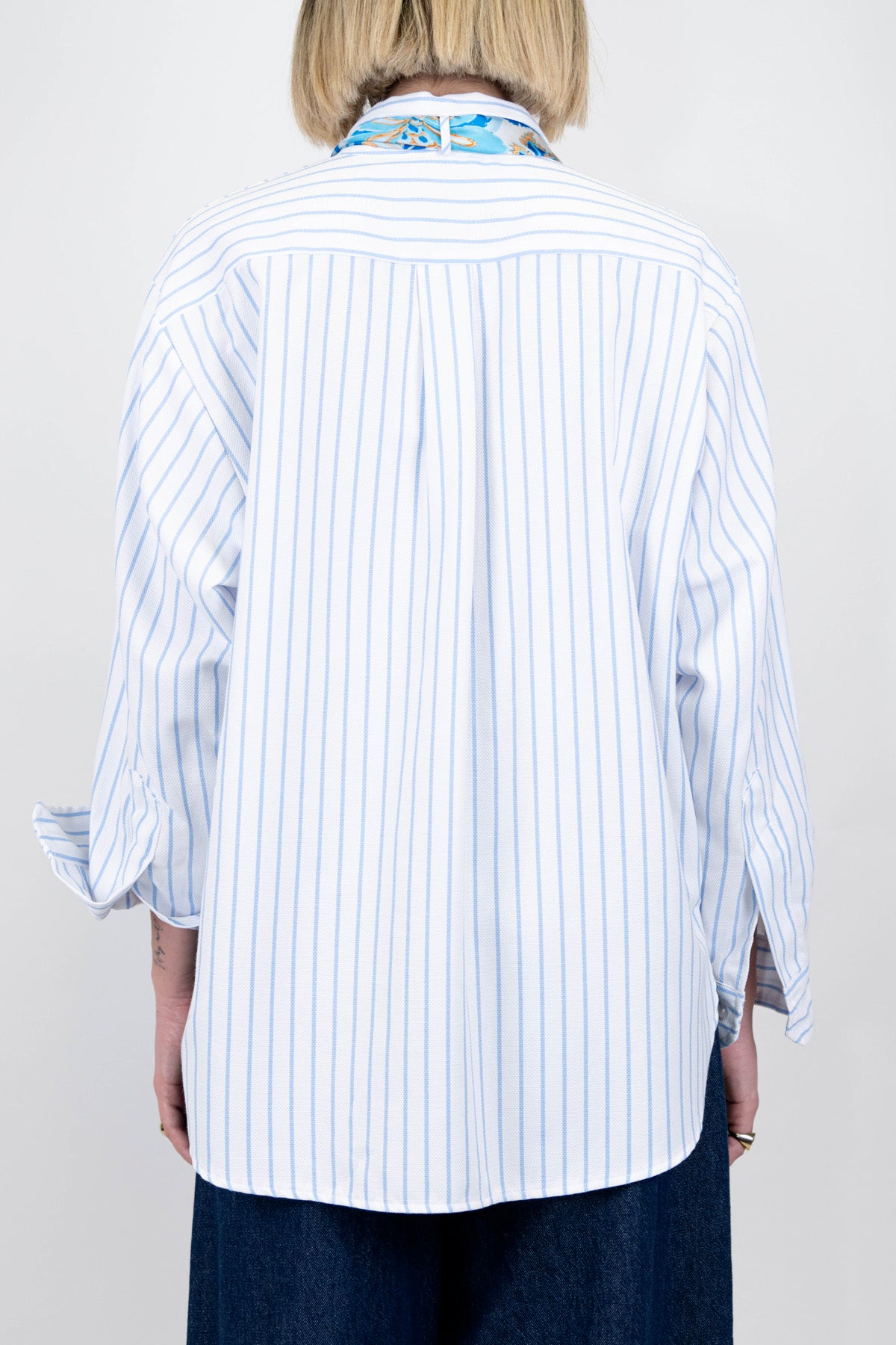 Motel - Camicia a righe con foulard fantasia al collo