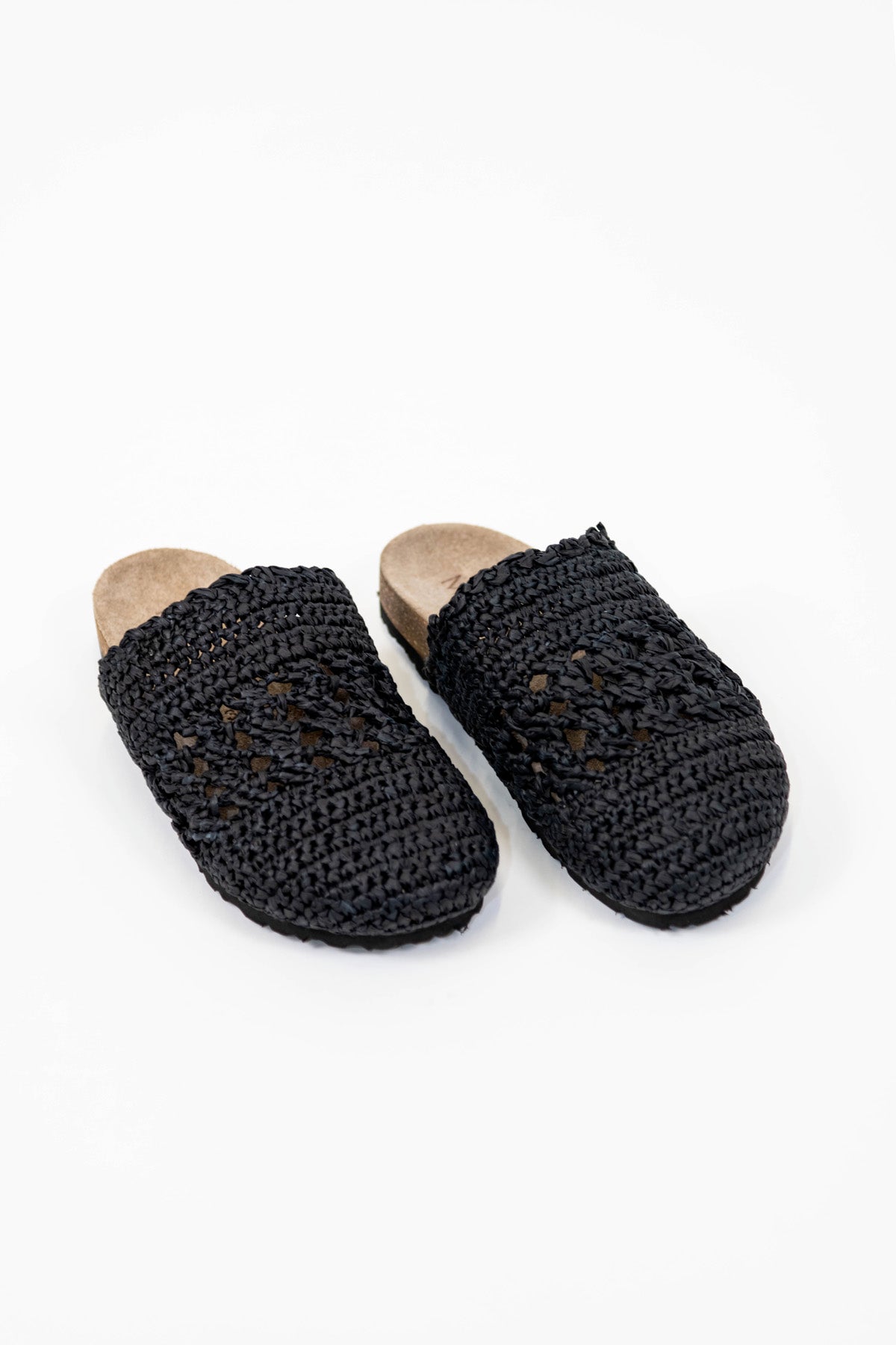 Sabot in rafia con tomaia in pelle camosciata e suola in gomma