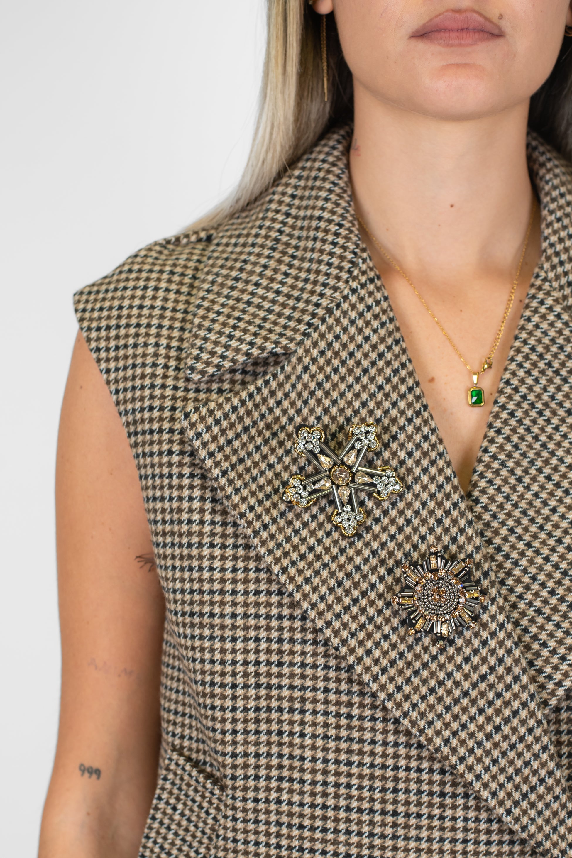 Tensione in - Gilet doppiopetto fantasia pie de poule in misto lana con spilla gioello