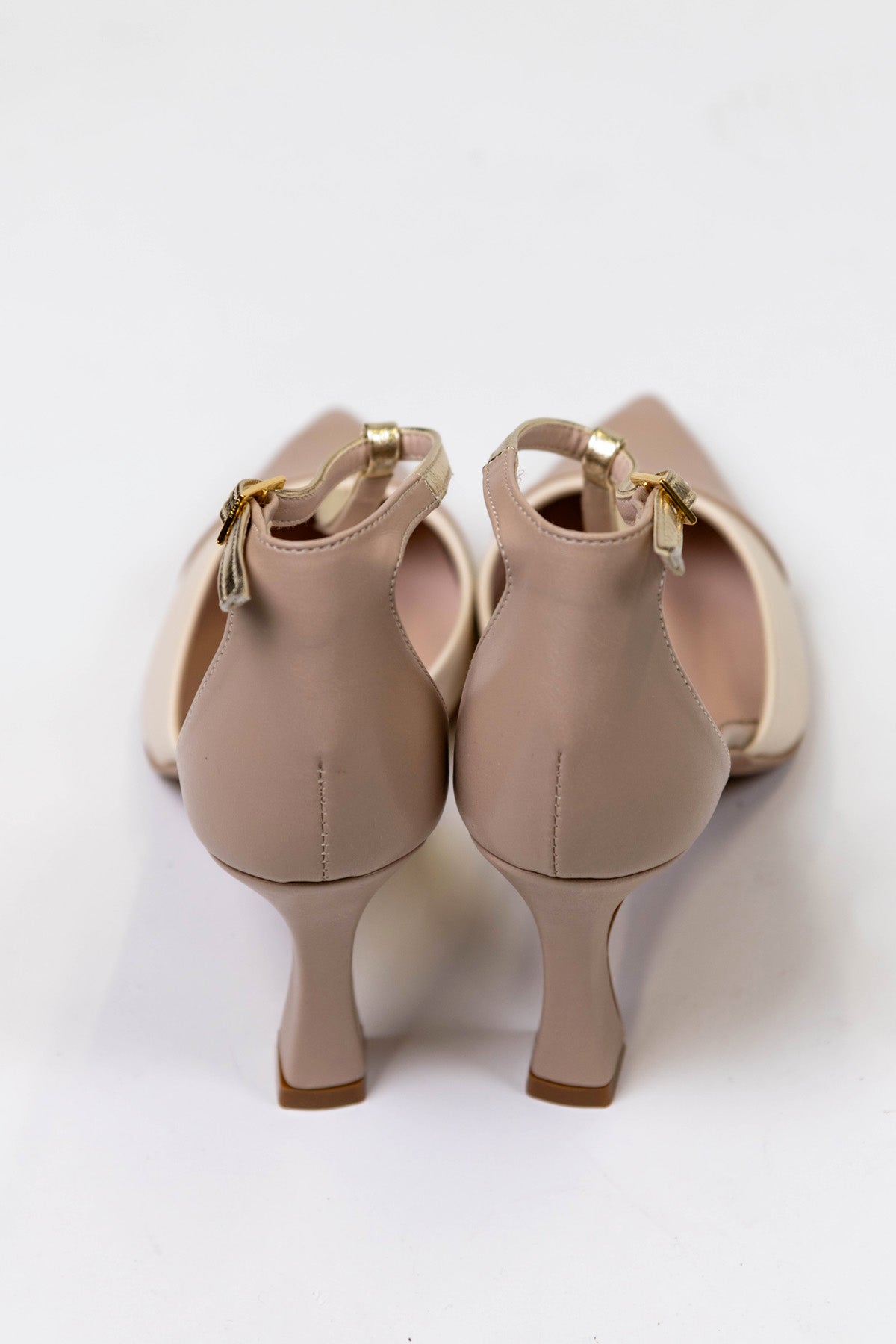 Ovyé - Décolleté in pelle con cinturino alla caviglia a contrasto