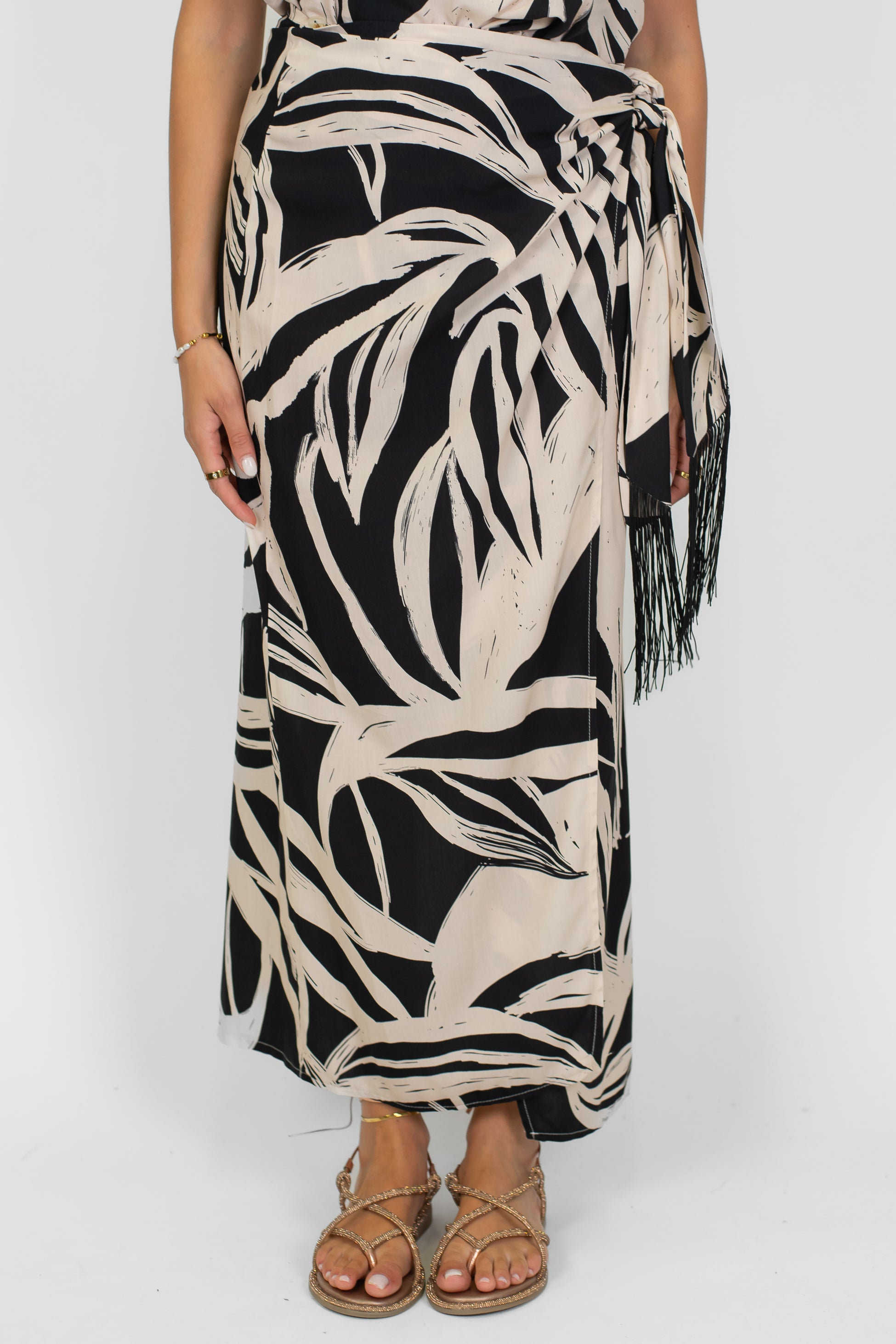 Tensione in - Gonna pareo fantasia astratta in viscosa con nappine