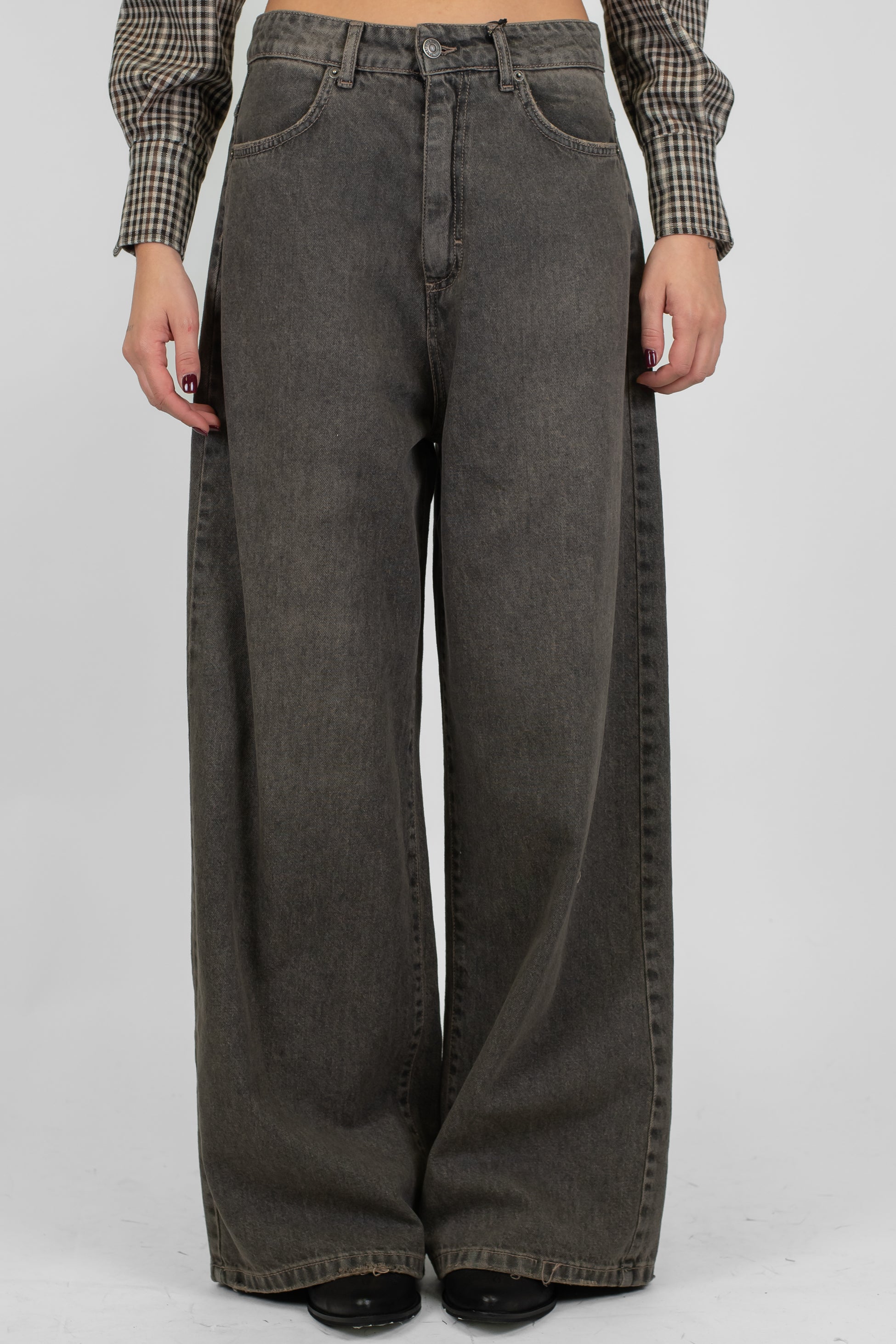 Tensione in -Jeans palazzo modello Giusi lavaggio sabbiato scuro