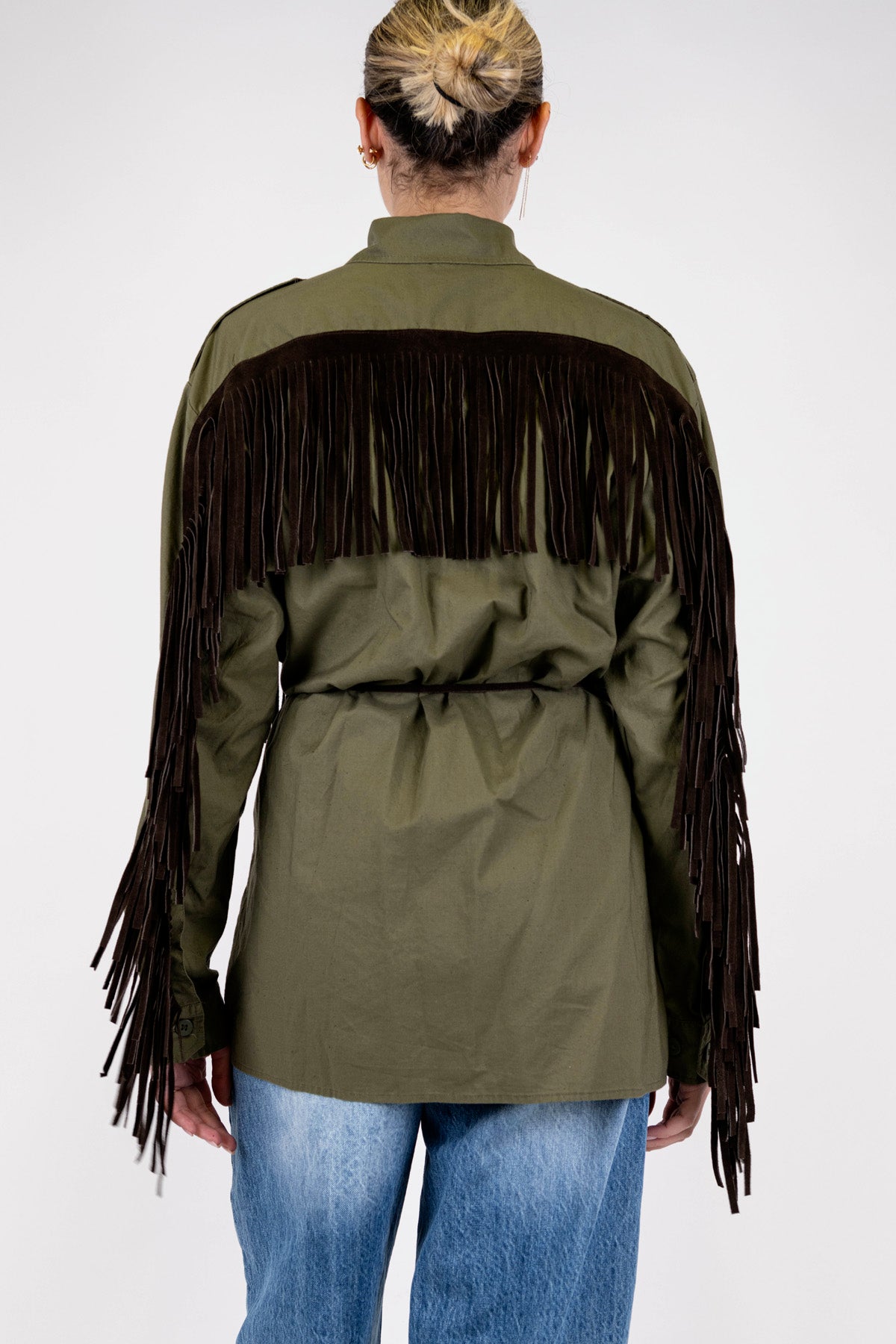 Tensione in - Camicia in cotone con frange e patch