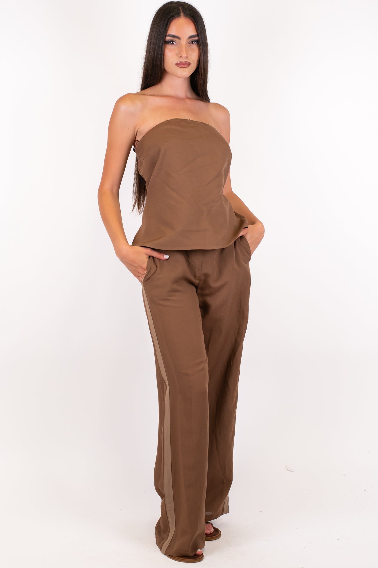 Tensione in - Coordinato in misto lino con top a fascia e pantalone palazzo con elastico sul retro