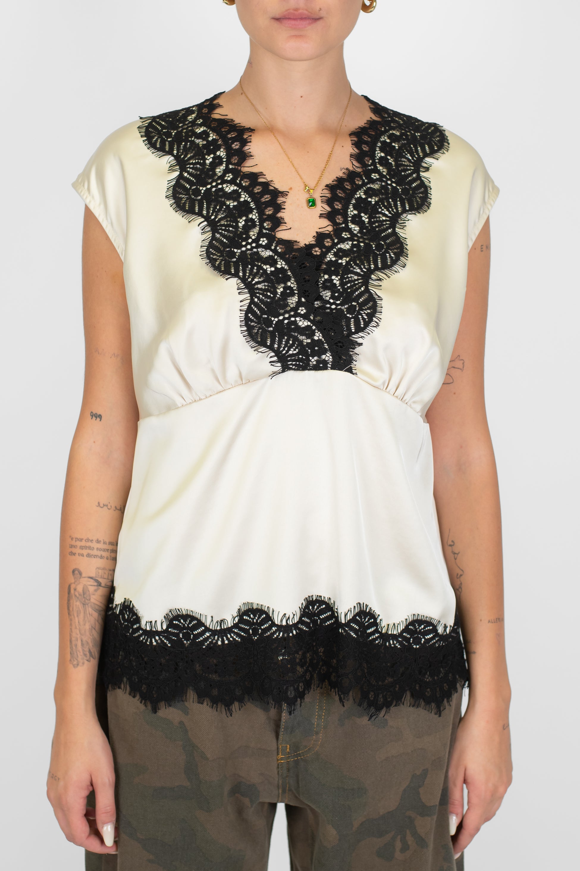 Tensione in - Blusa mezzamanica scollo a V in satin con orli in pizzo