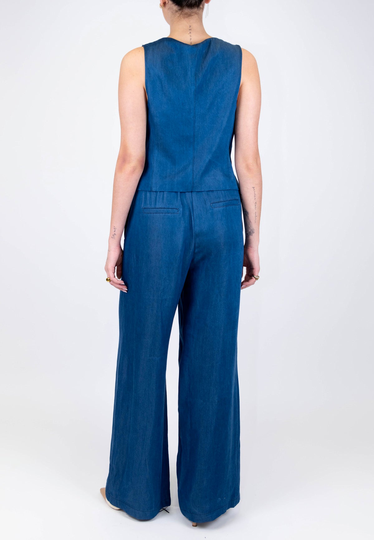 Tensione in - Coordinato gilet e pantalone palazzo effetto denim con elastico sul retro