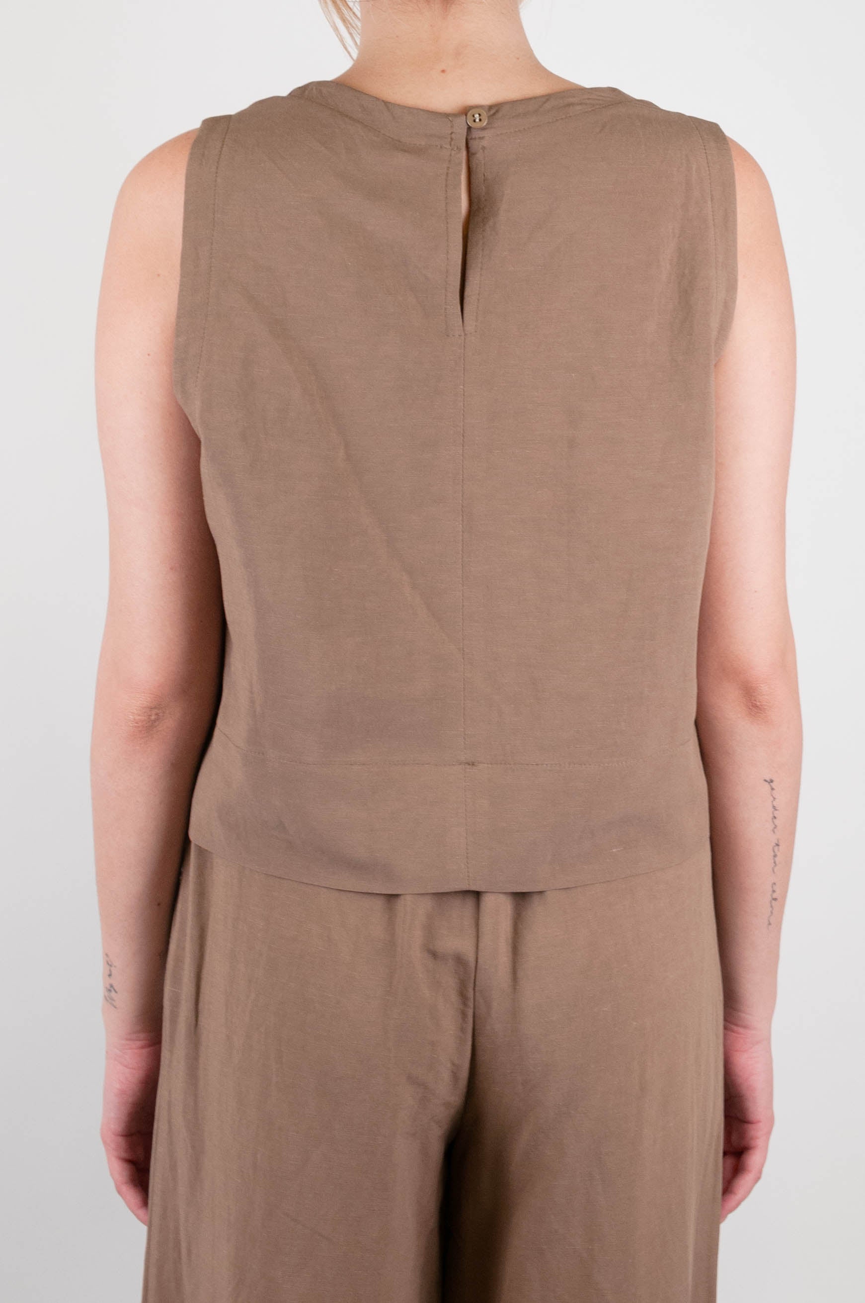 Tensione in - Top in misto lino con chiusura bottoncino sul retro