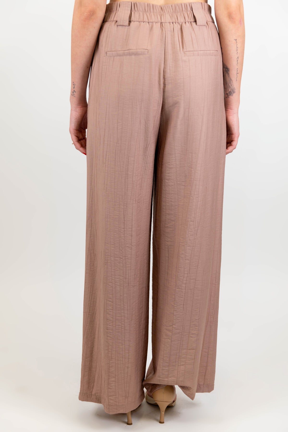 Tensione in - Tailleur in viscosa leggera con giacca monopetto e pantalone palazzo con elastico sul retro