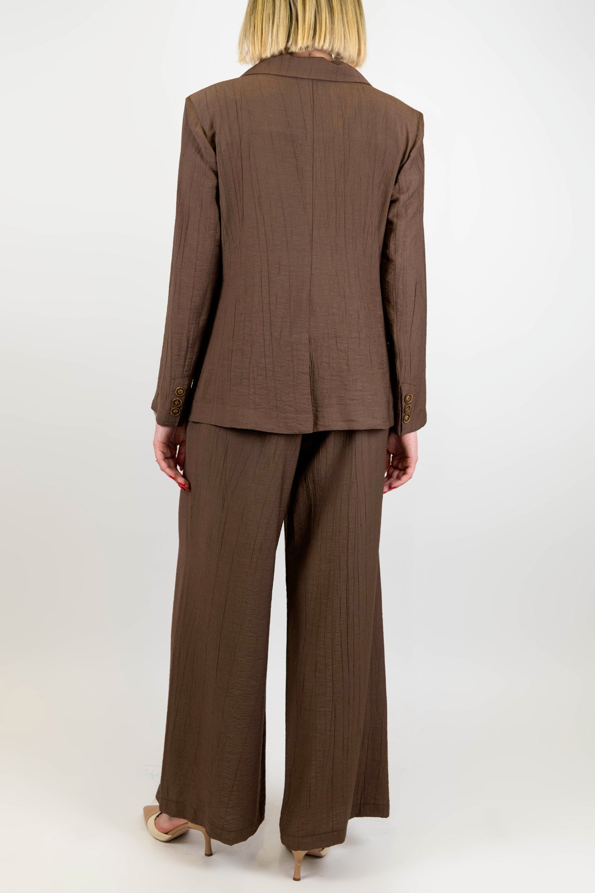 Tensione in - Tailleur in viscosa leggera con giacca monopetto e pantalone palazzo con elastico sul retro