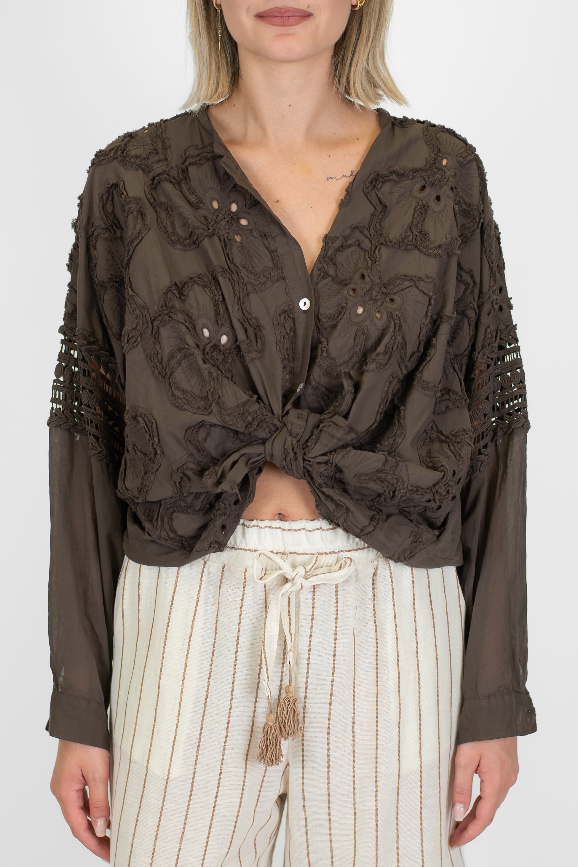 Motel - Camicia in mussola di cotone con ricami in crochet e collo coreano