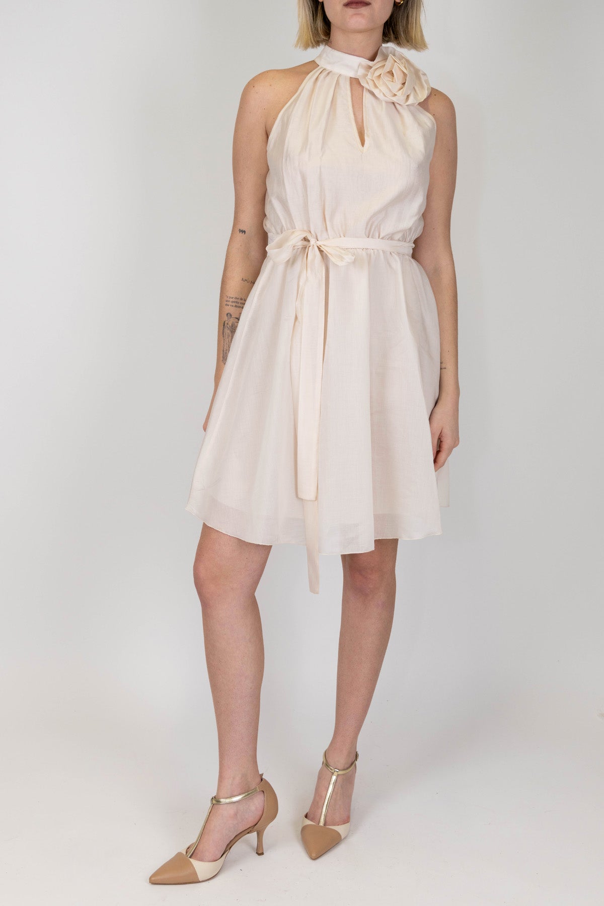 Tensione in - Abito corto in lyocell con allaccio con fiore e cintura in tessuto