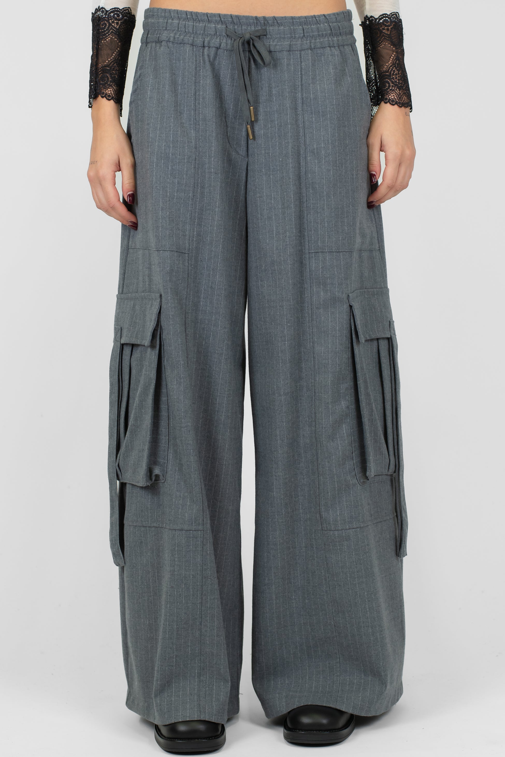 Tensione in - Pantalone cargo palazzo gessato con coulisse