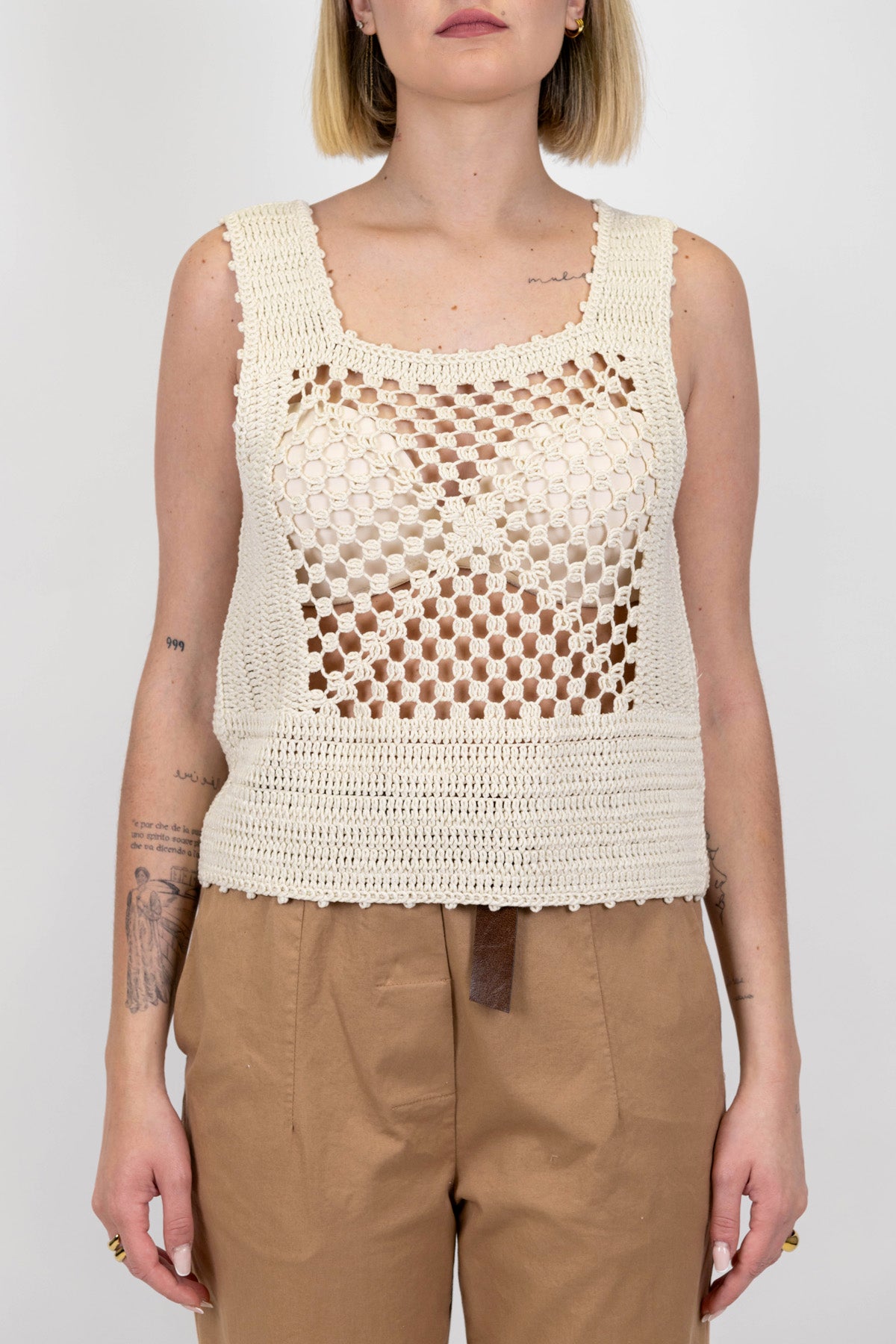 Tensione in - Top in crochet con scollo quadro