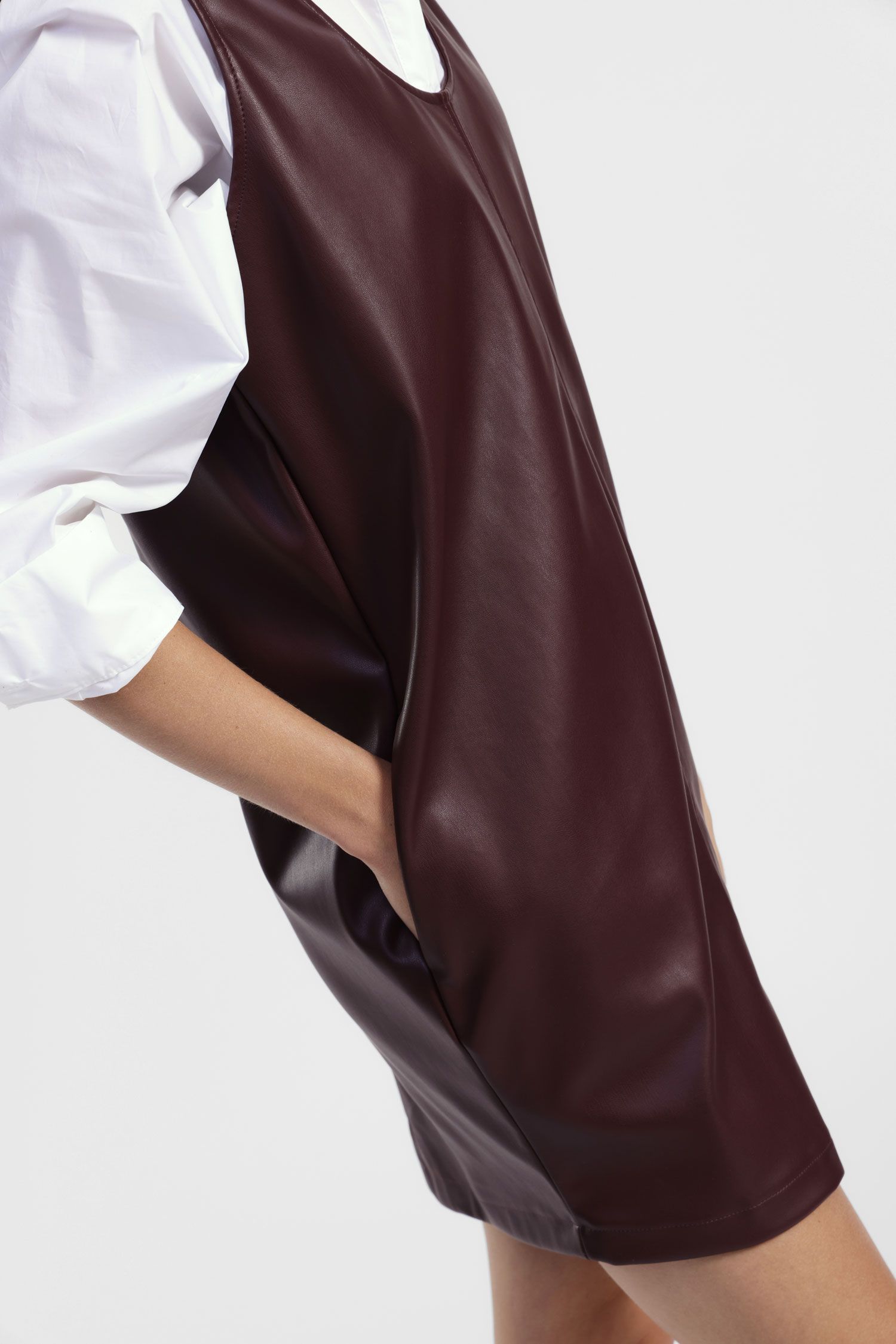 Dixie - Abito corto giromaniche in ecopelle con tasche laterali e zip posteriore