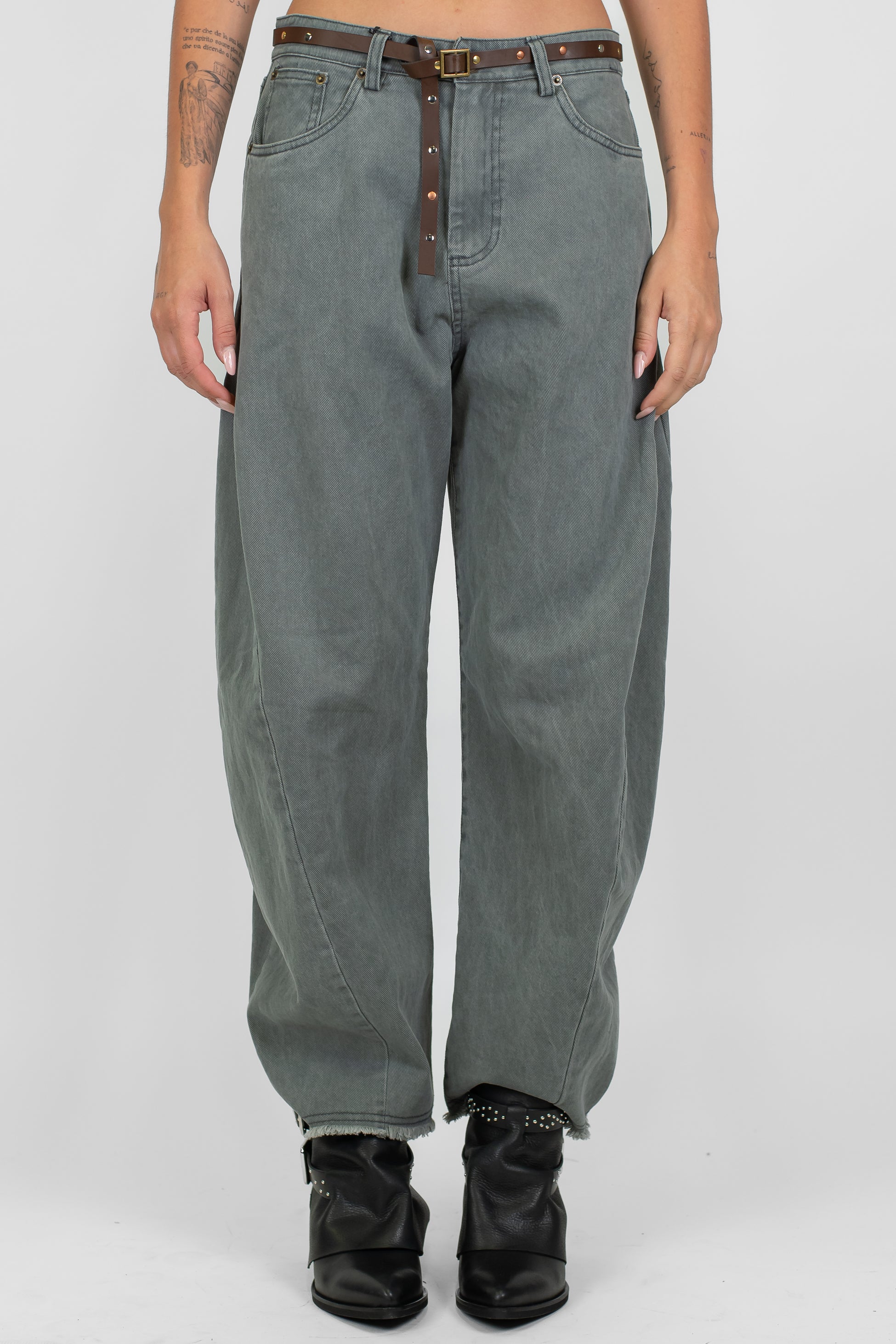 Tensione in - Pantalone balloon in denim colorato con fondo sfrangiato