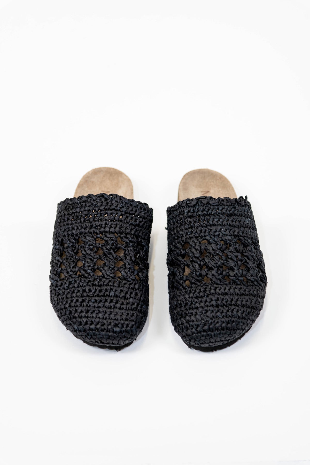 Sabot in rafia con tomaia in pelle camosciata e suola in gomma