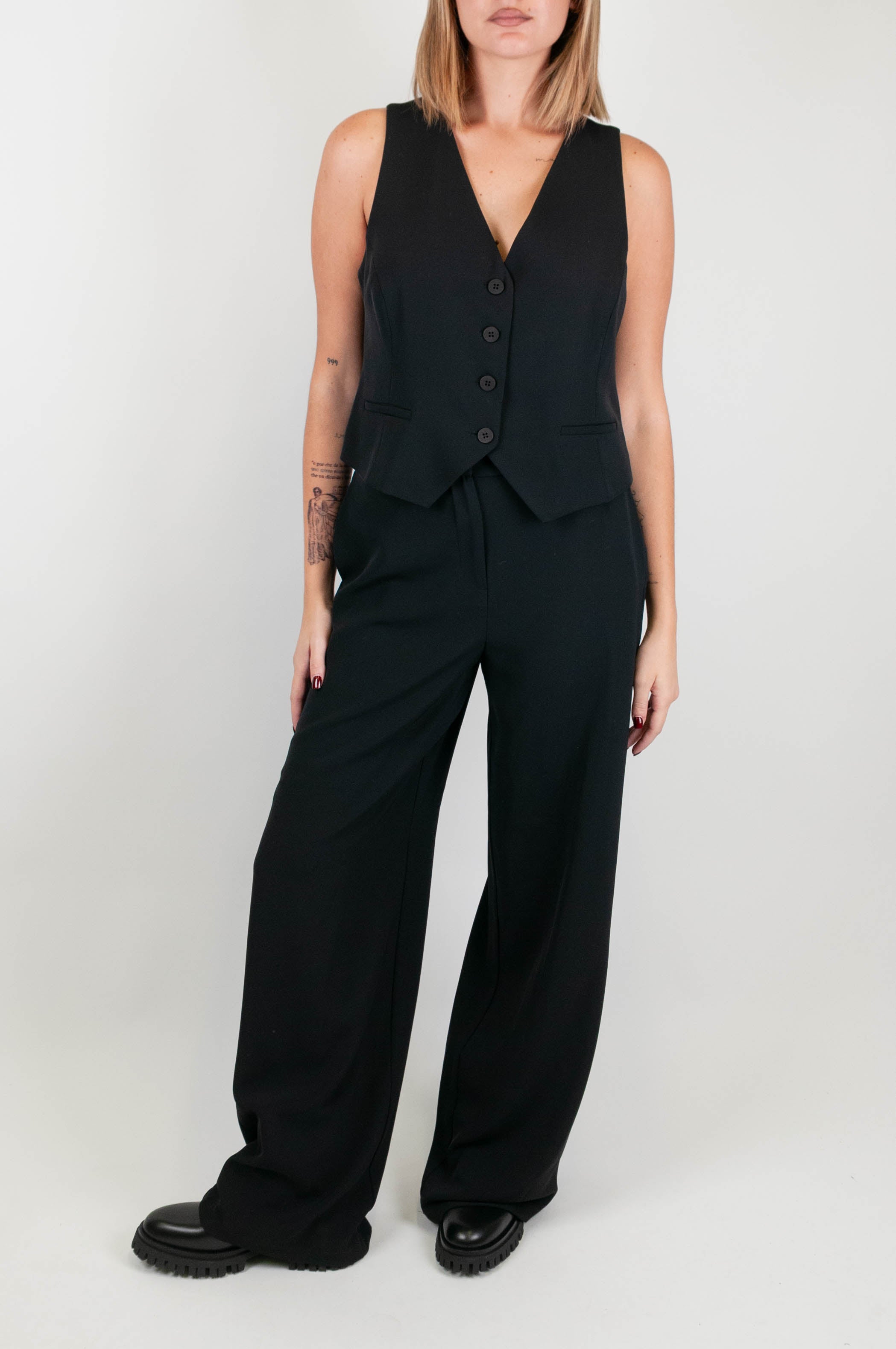 Tensione in - Coordinato gilet e pantalone palazzo in tessuto fluido con elastico sul retro