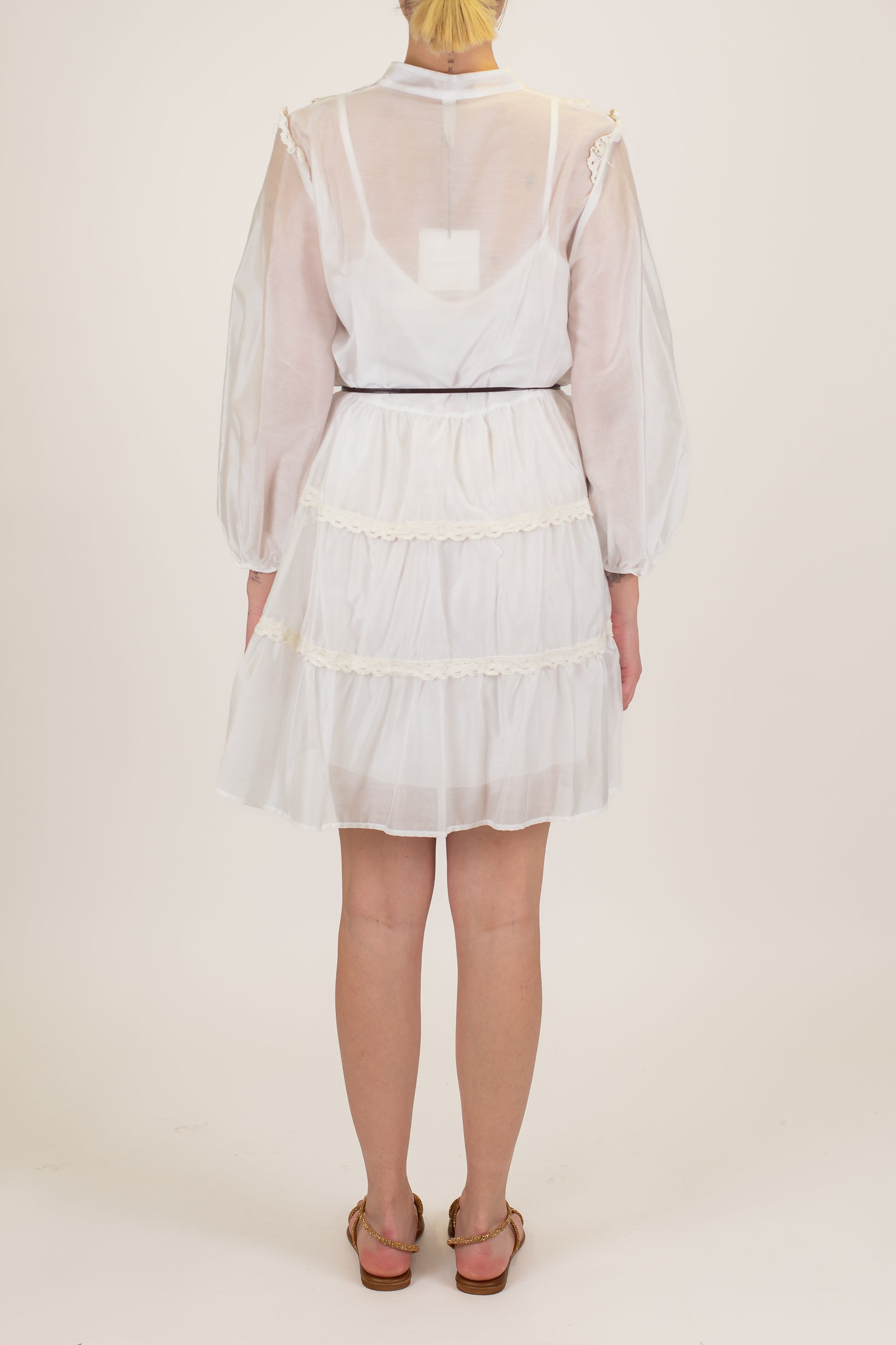 Tensione in - Abito corto in tencel con profili e balze ricamate e chiusura con bottoni