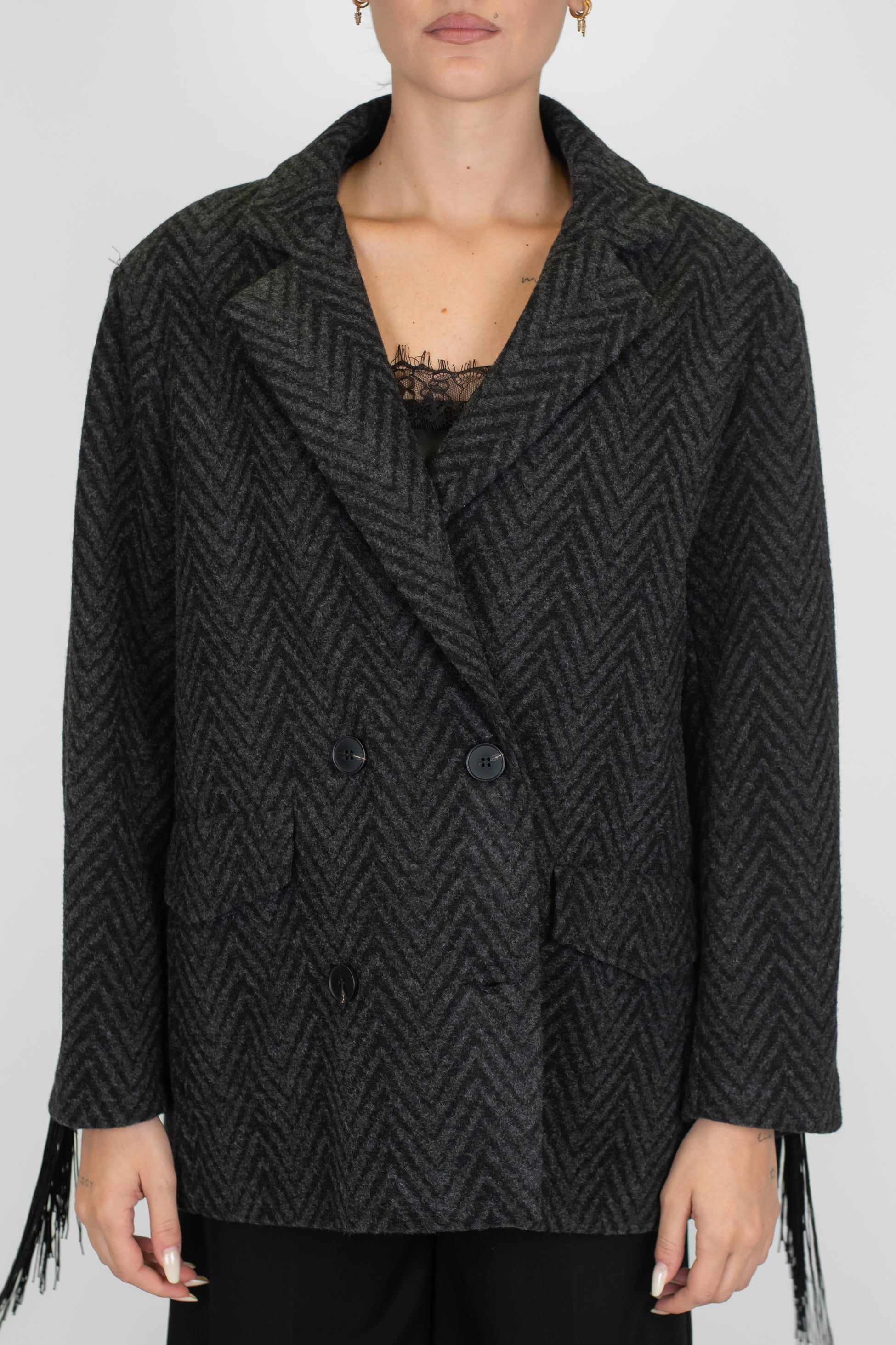 Tensione in - Giacca doppiopetto fantasia spigata con borchie e frange sul retro