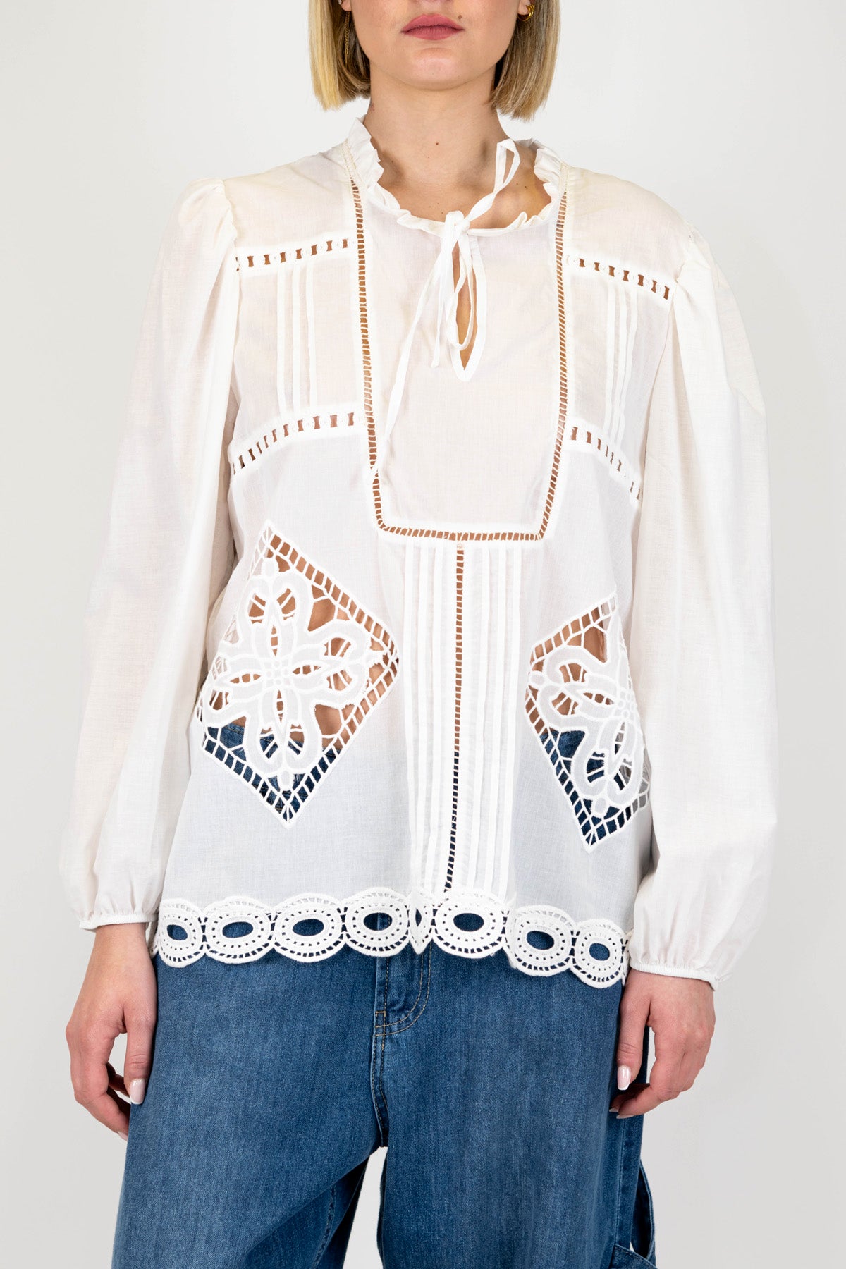 Tensione in - Camicia in mussola di cotone con ricami crochet e laccio al collo