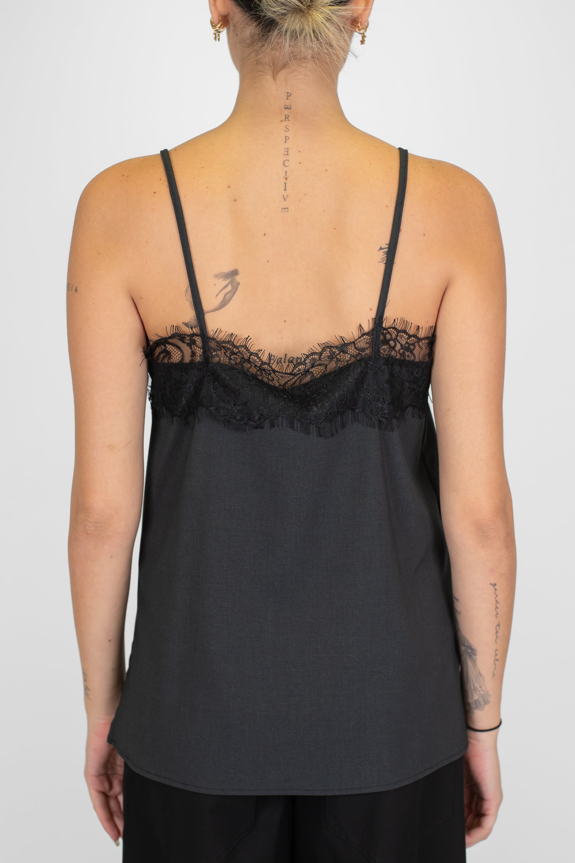 Tensione in - Top in satin con bretelline e orlo superiore in pizzo