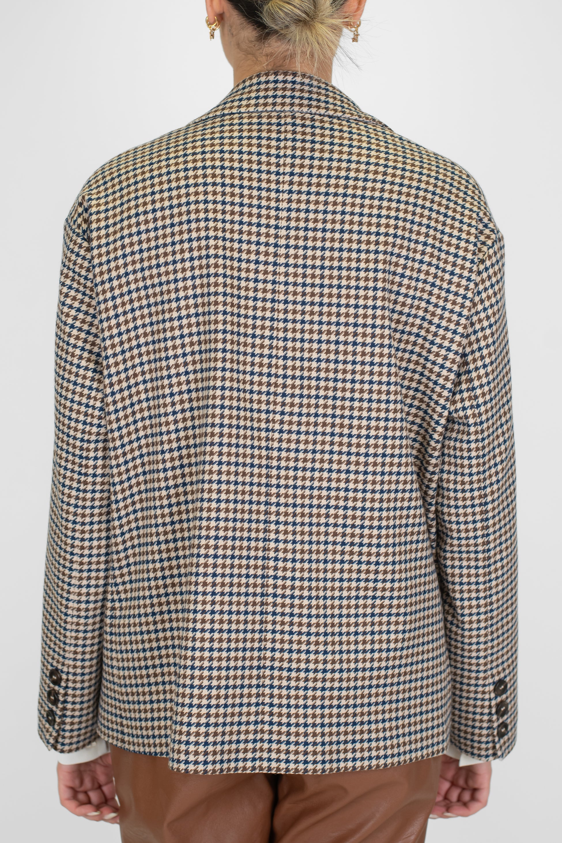 Tensione in - Giacca doppiopetto over fantasia pied de poule con spille gioiello