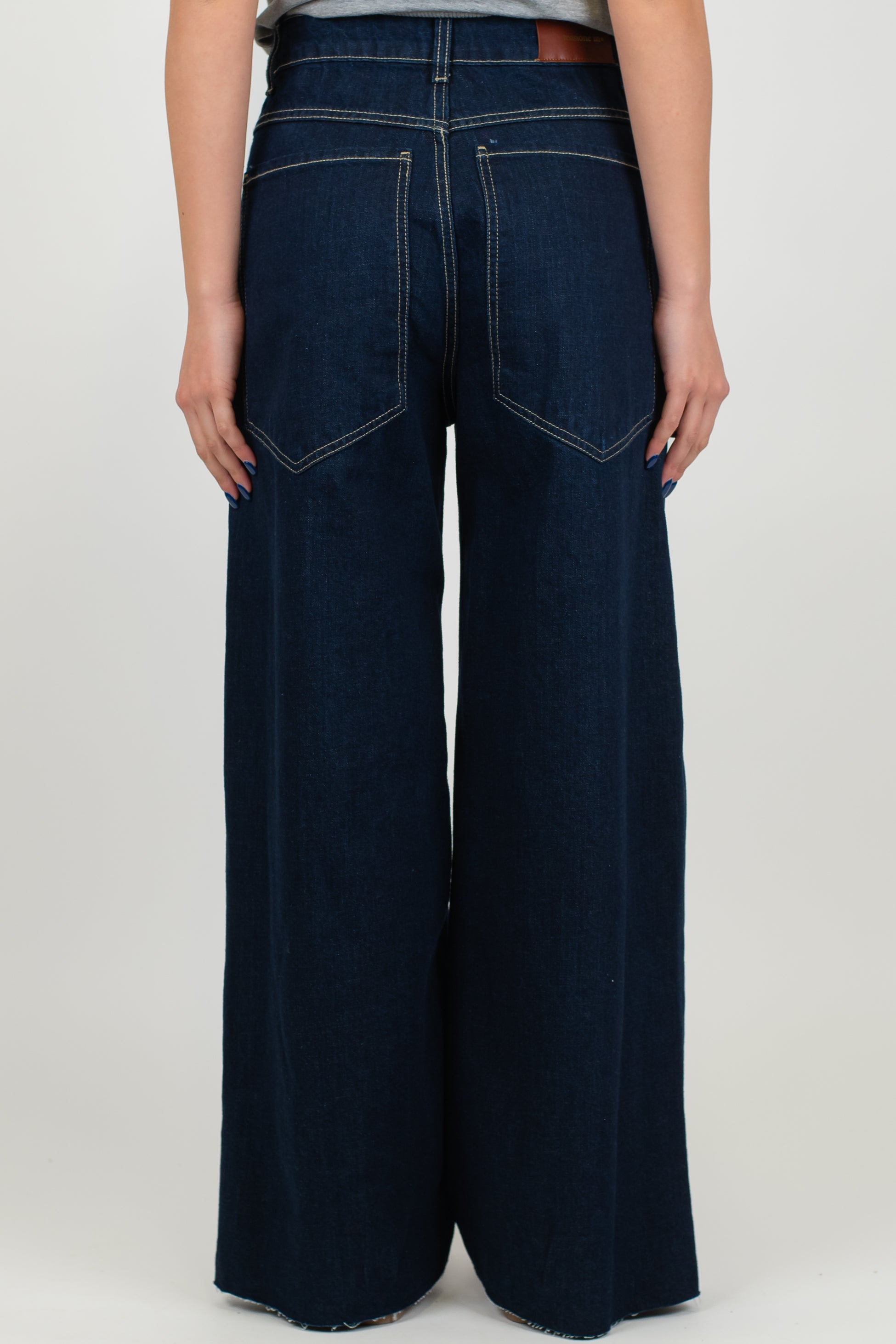 Tensione in - Jeans palazzo lavaggio scuro con dettagli a contrasto e tasconi sul retro modello Giusi