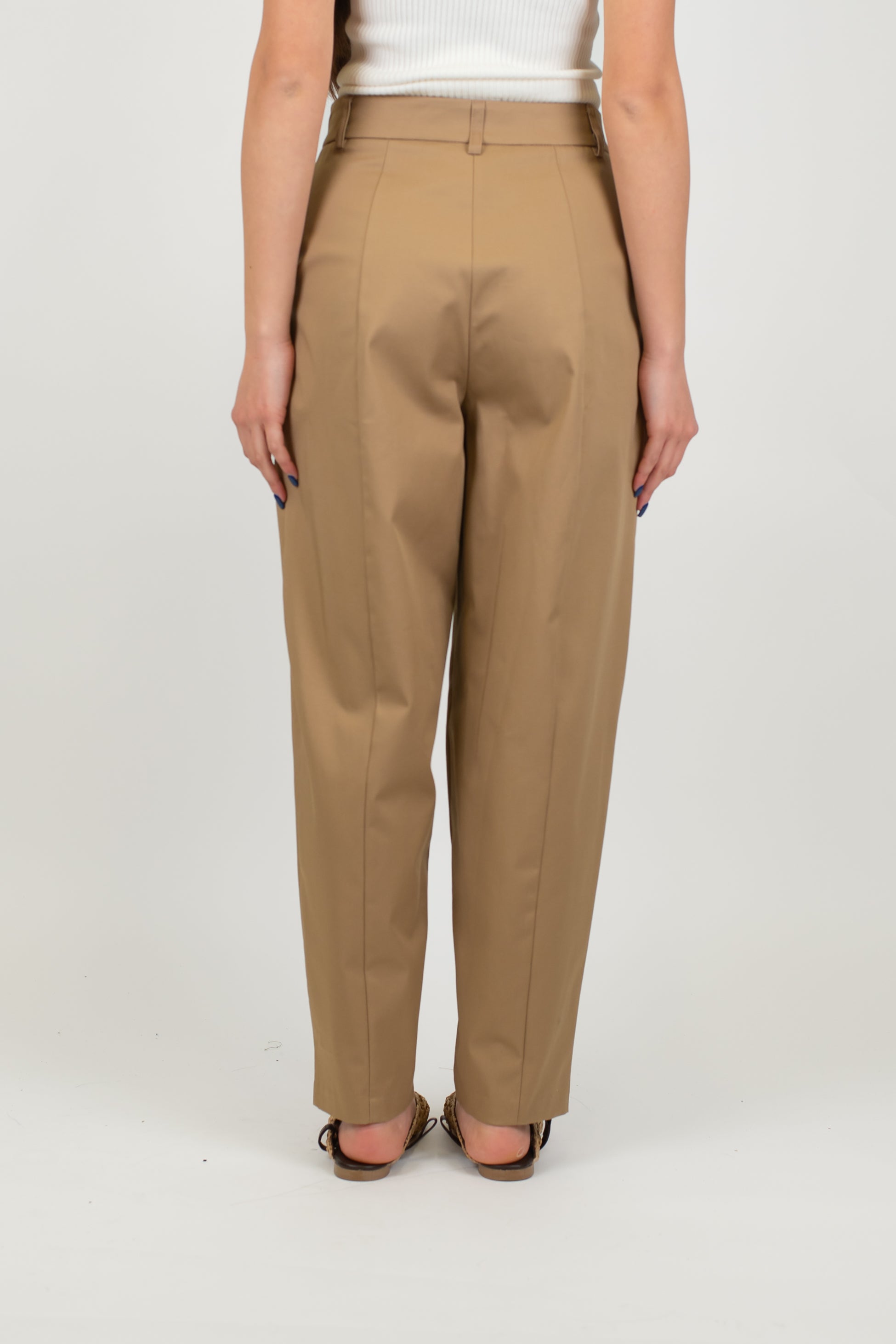 Tensione in - Pantalone carrot in cotone tinta unita