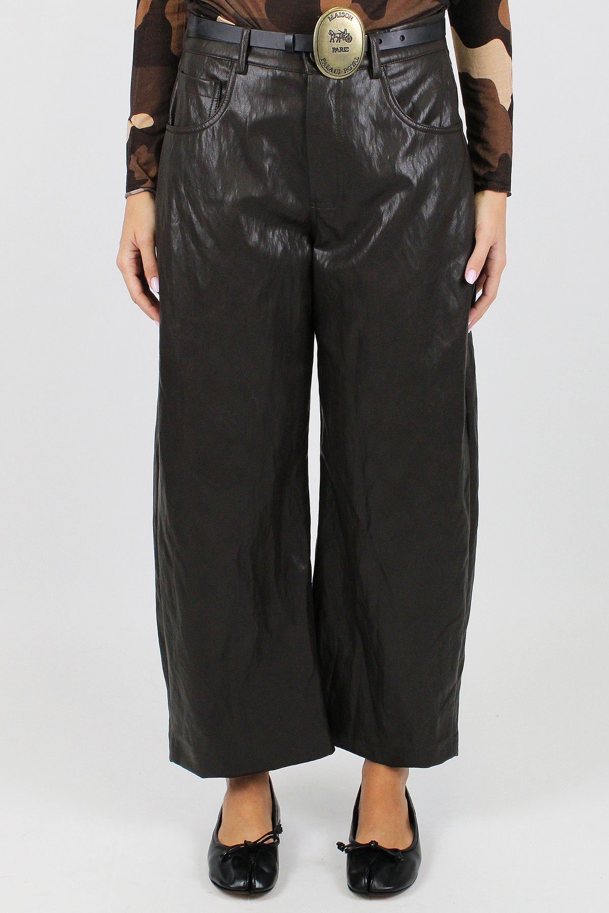 Tensione in - Pantalone regular crop in ecopelle