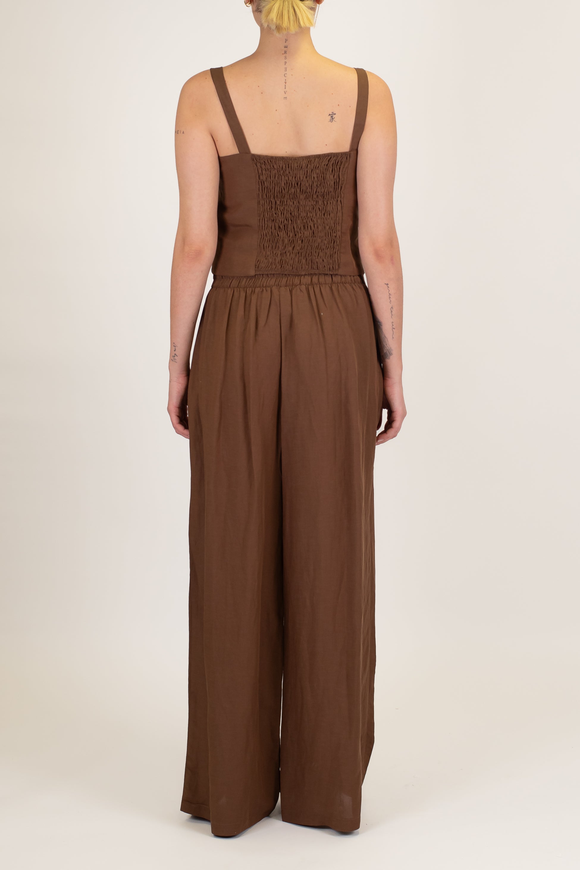 Tensione in - Coordinato in misto viscosa e lino con top bretelle e pantalone palazzo con pinces ed elastico sul retro