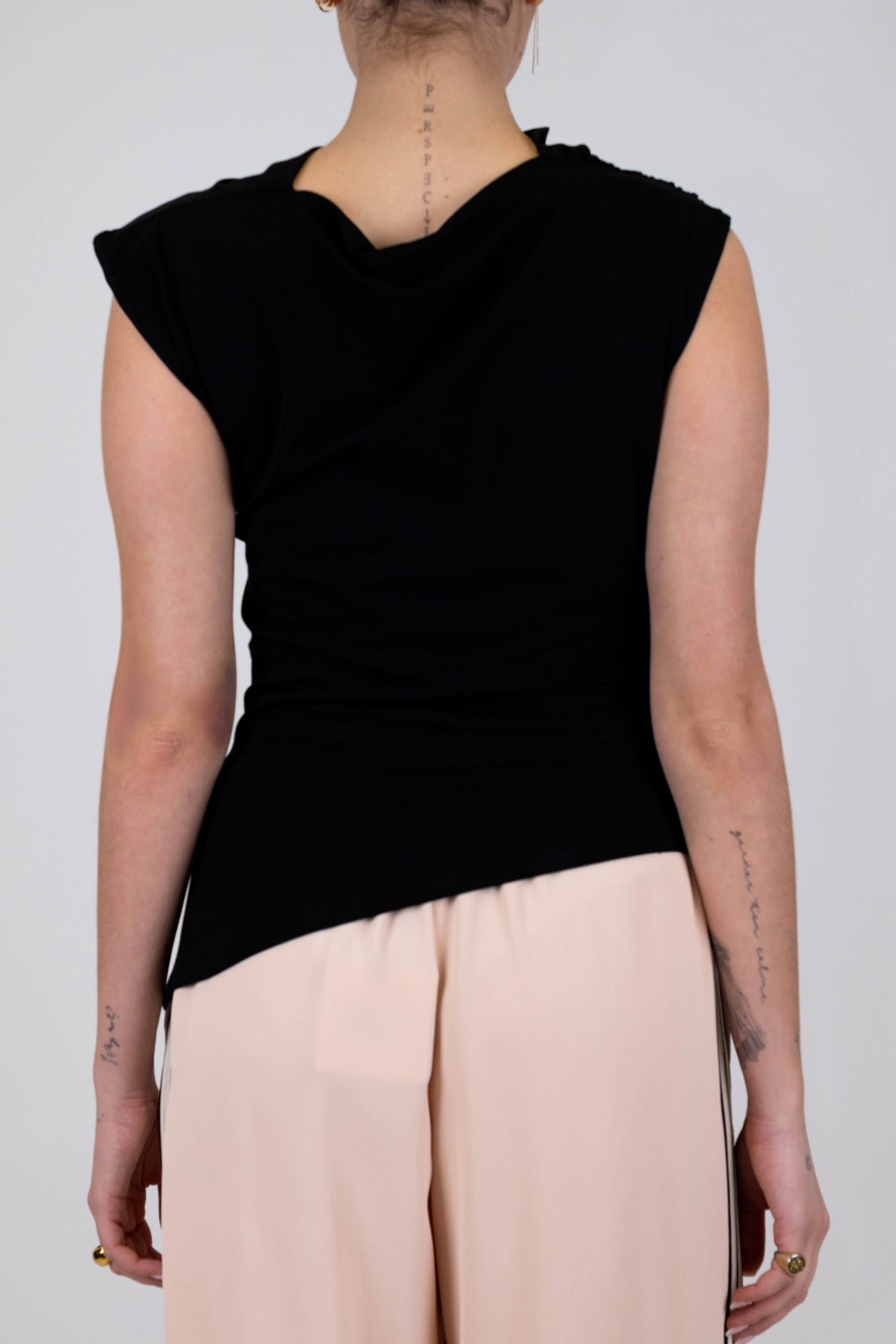 Tensione in - T-shirt con scollo drappeggiato