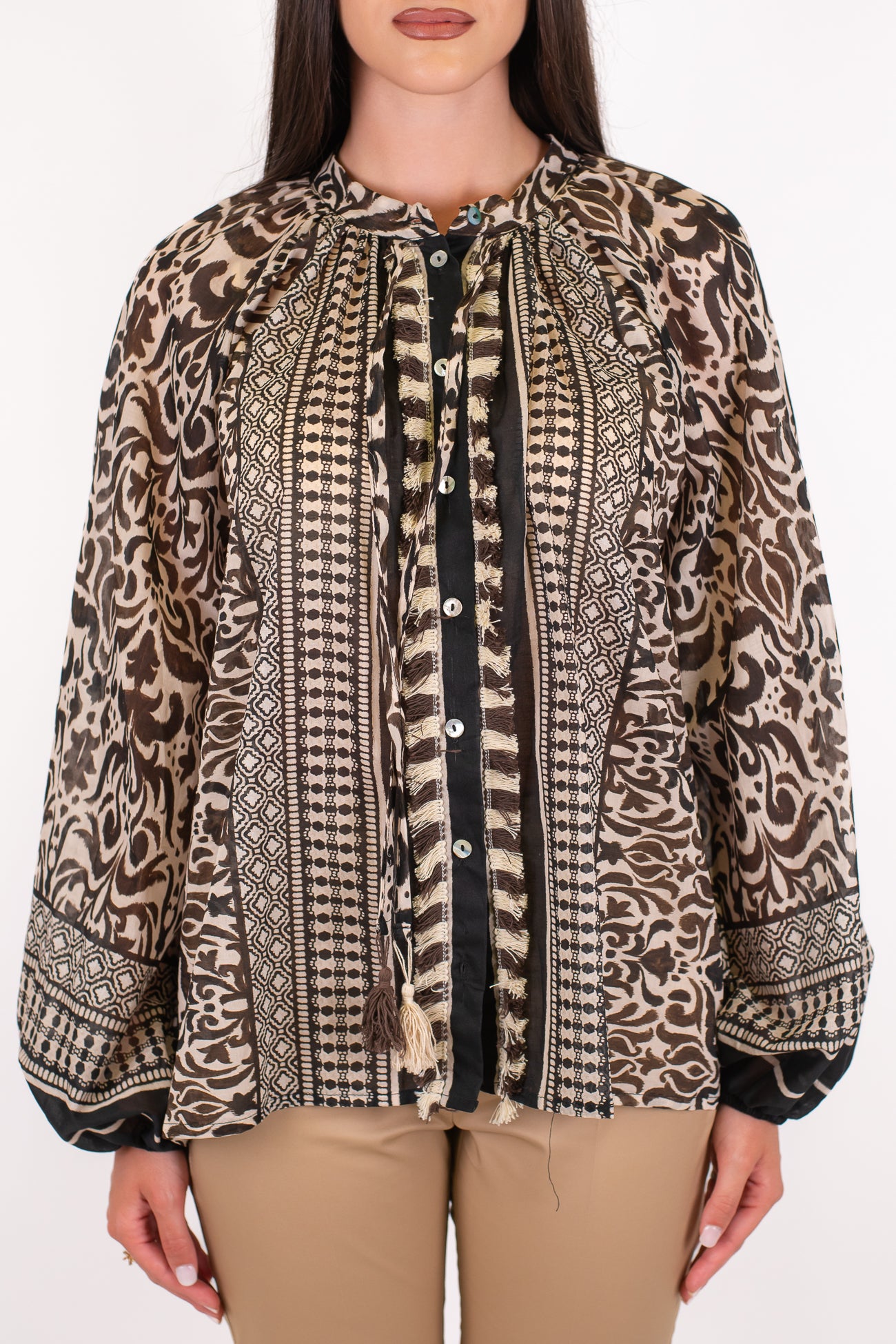Tensione in - Camicia fantasia etnica in mussola di cotone con con collo coreano, profilo con frange e nappine