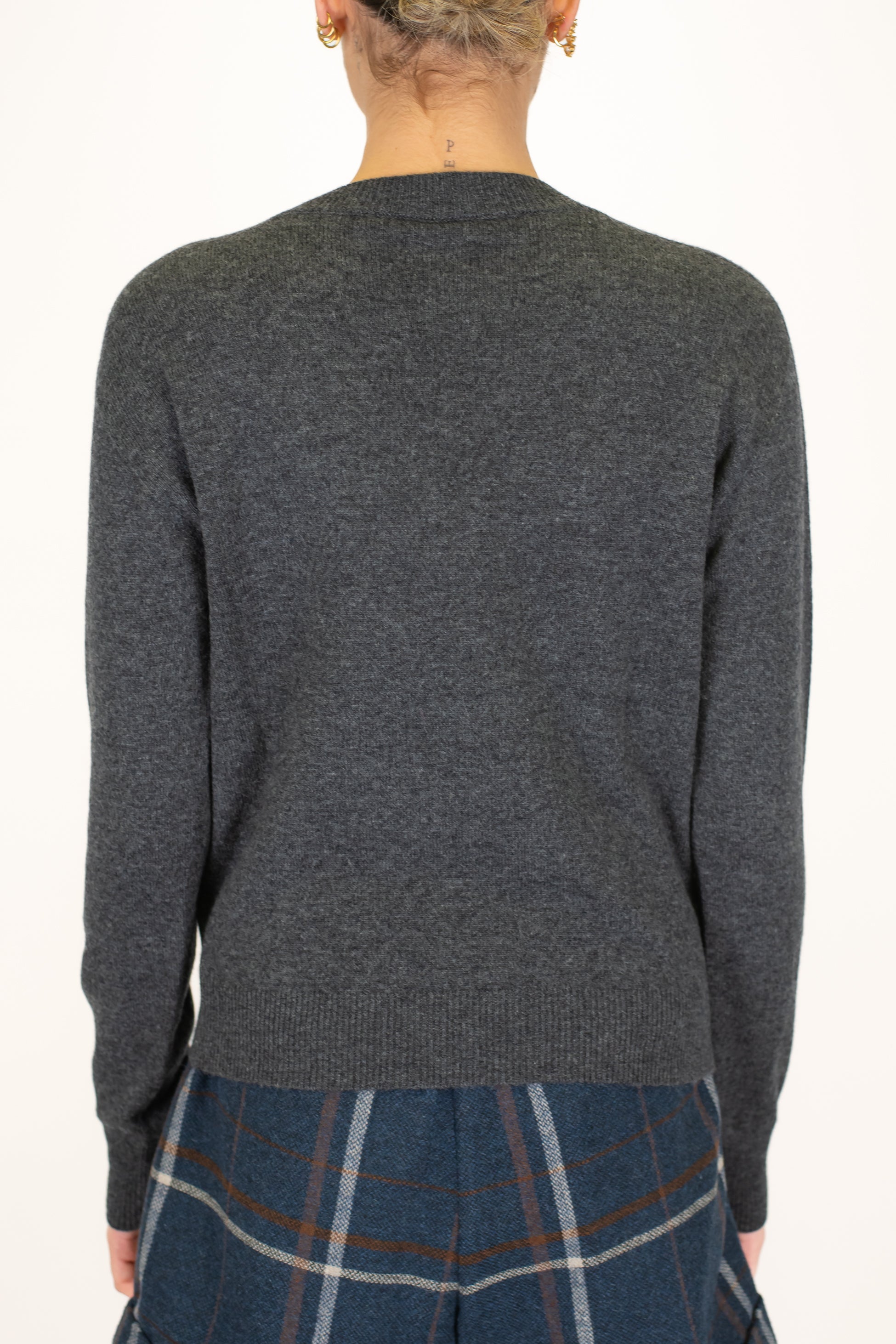 Tensione in - Maglia scollo a V in pura lana