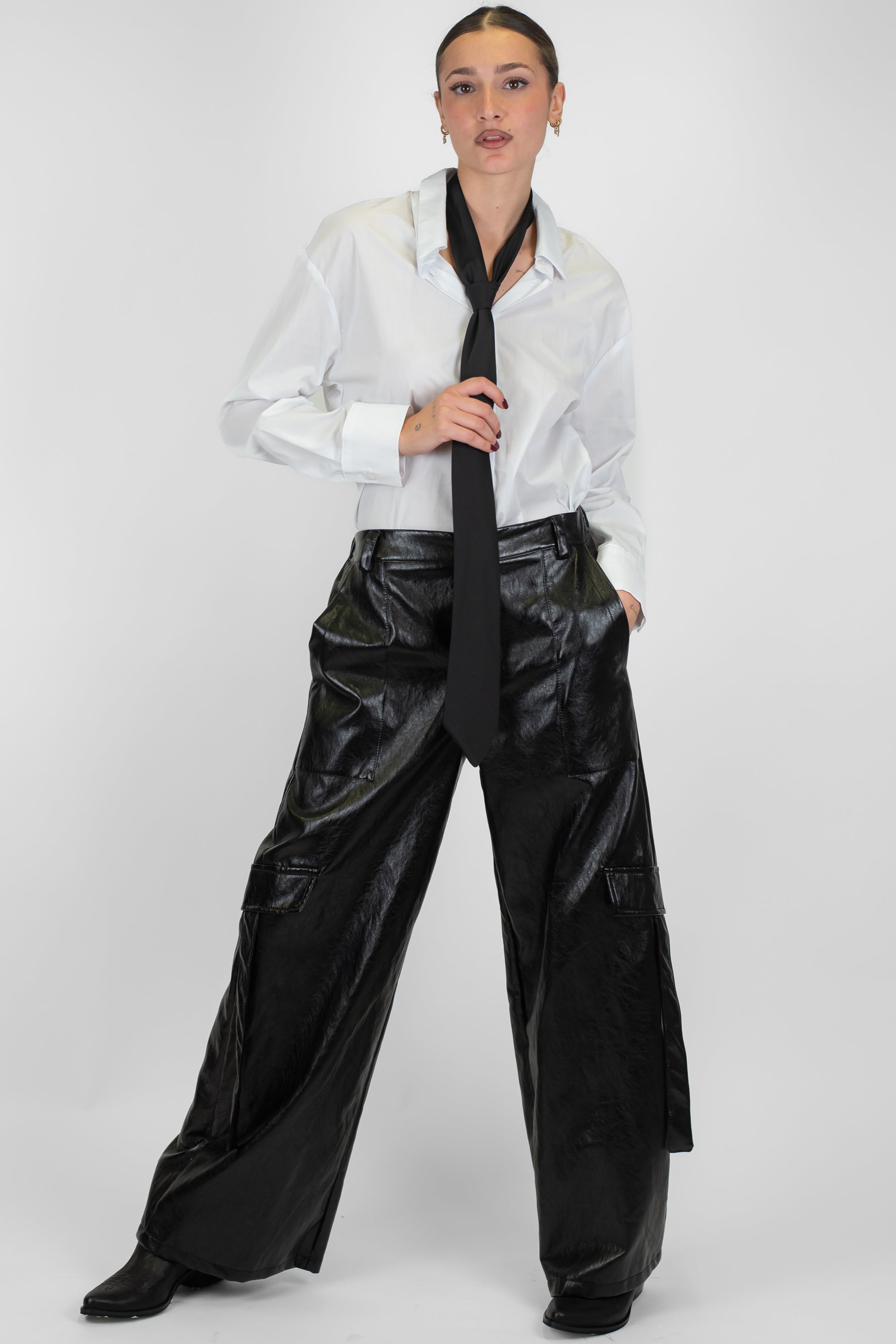 Tensione in - Pantalone cargo palazzo in ecopelle con elastico sul retro