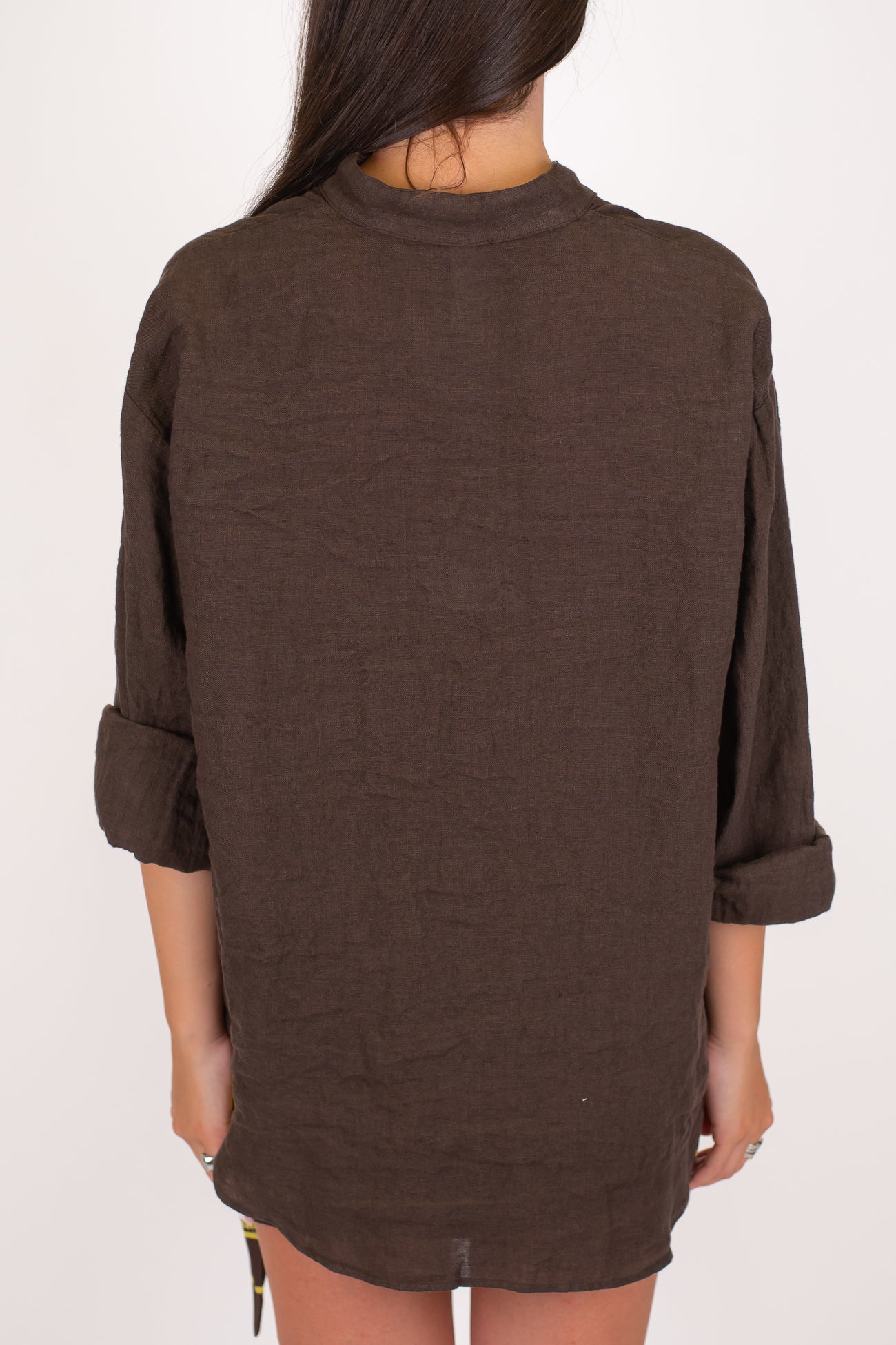 Tensione in - Camicia scollo a V in puro lino con collo coreano
