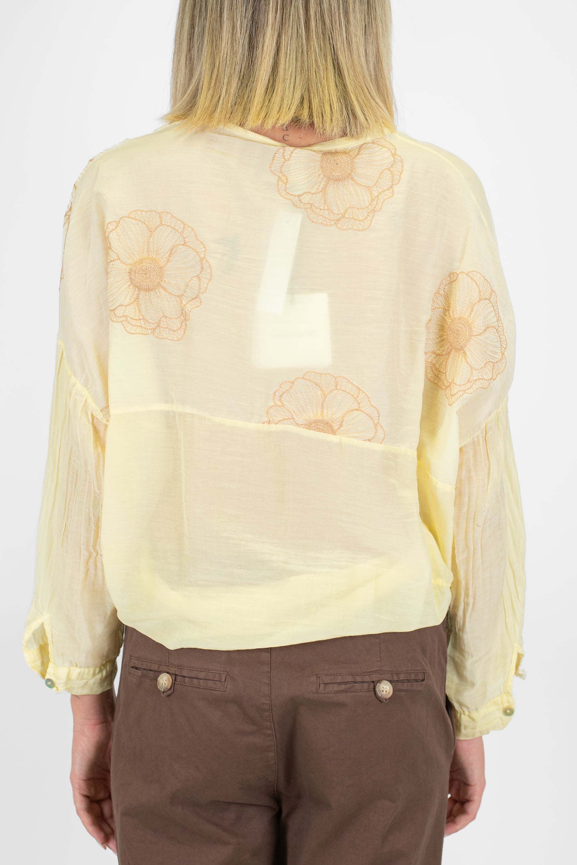 Tensione in - Camicia in misto seta con ricami a contrasto e collo coreano