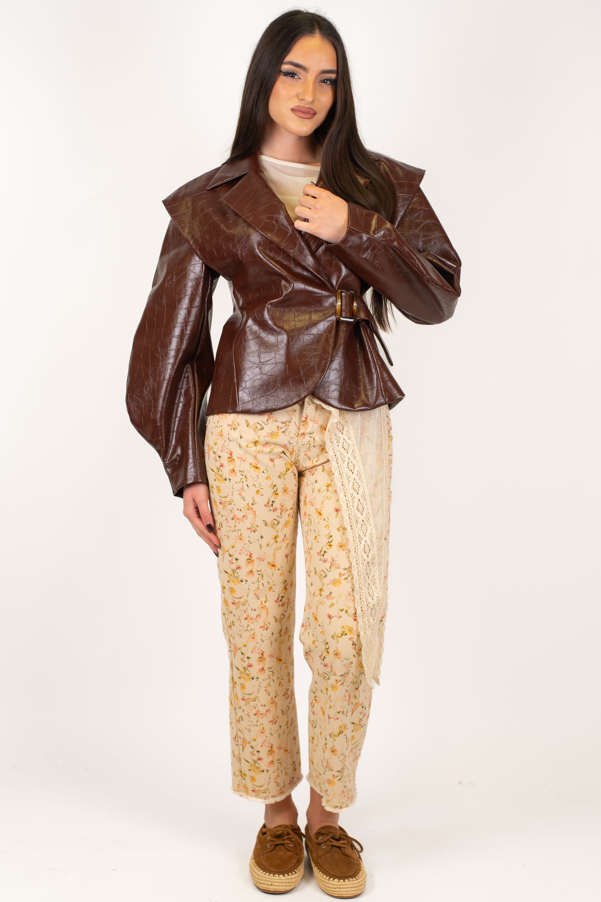 Tensione in - Pantalone in denim colorato fantasia floreale sfrangiato sul fondo